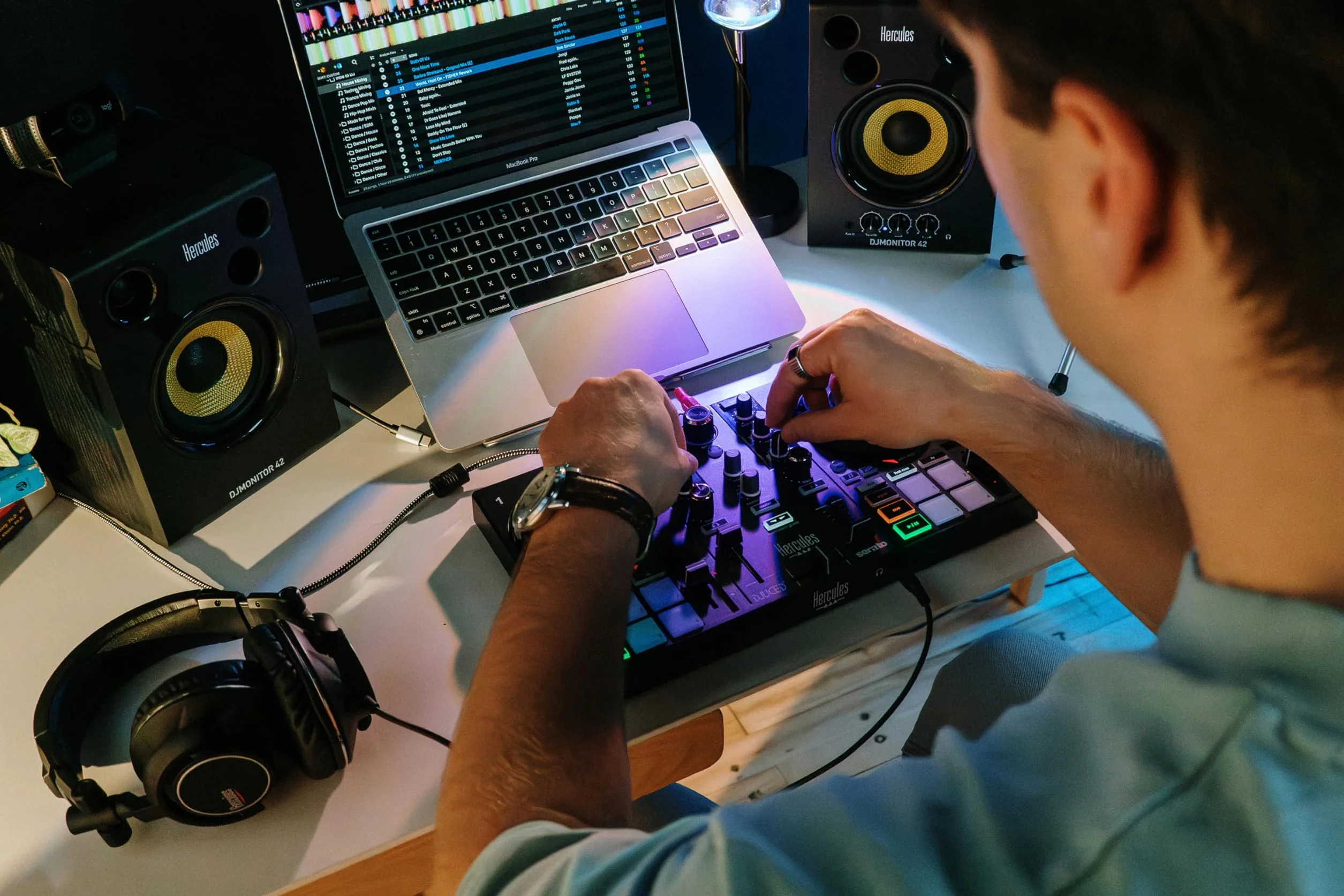 Hercules DJControl Inpulse 200 MK3 – Controladora de DJ ideal para empezar a pinchar – Software y tutoriales incluidos – Streaming de Spotify y Apple Music con Serato DJ Lite