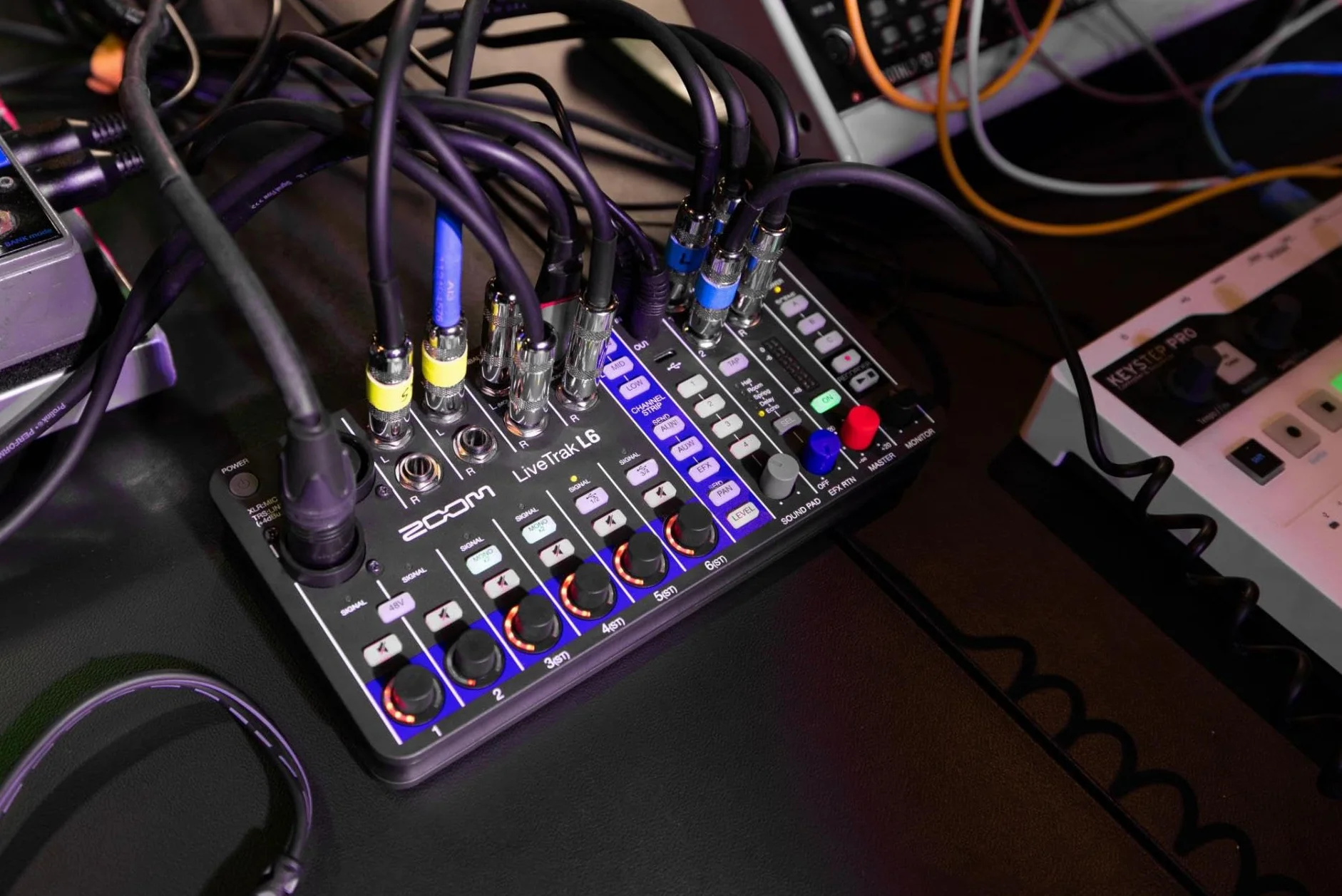 Zoom L6 - Grabador y mezclador de audio digital de 10 canales, 2 entradas combo + 4 estéreo, ecualizador de 3 bandas, 1 salida maestra - Adaptador de red AD-17 integrado y cable USB