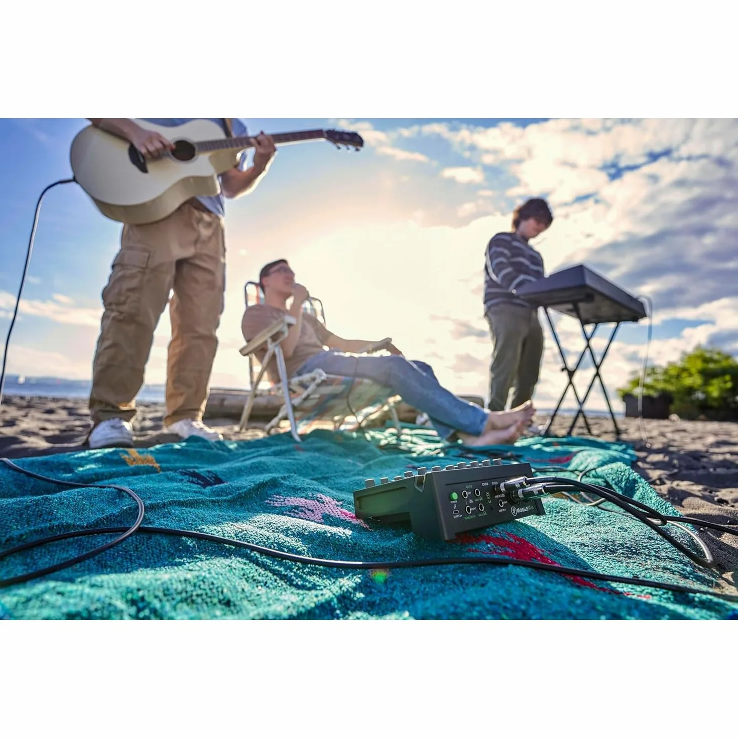 MACKIE MobileMix mezclador de 8 canales alimentado por USB para producción audiovisual, sonido en directo y streaming con instrumentos, micrófonos y Bluetooth