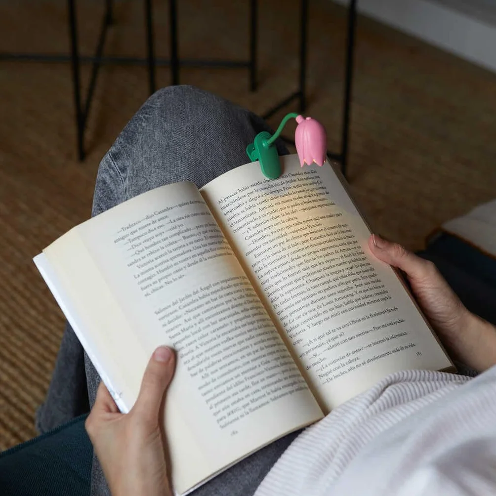 Balvi Luz Lectura Tulip Color Rosa Lámpara Flexible con Pinza en Forma de tulipán para Leer por la no