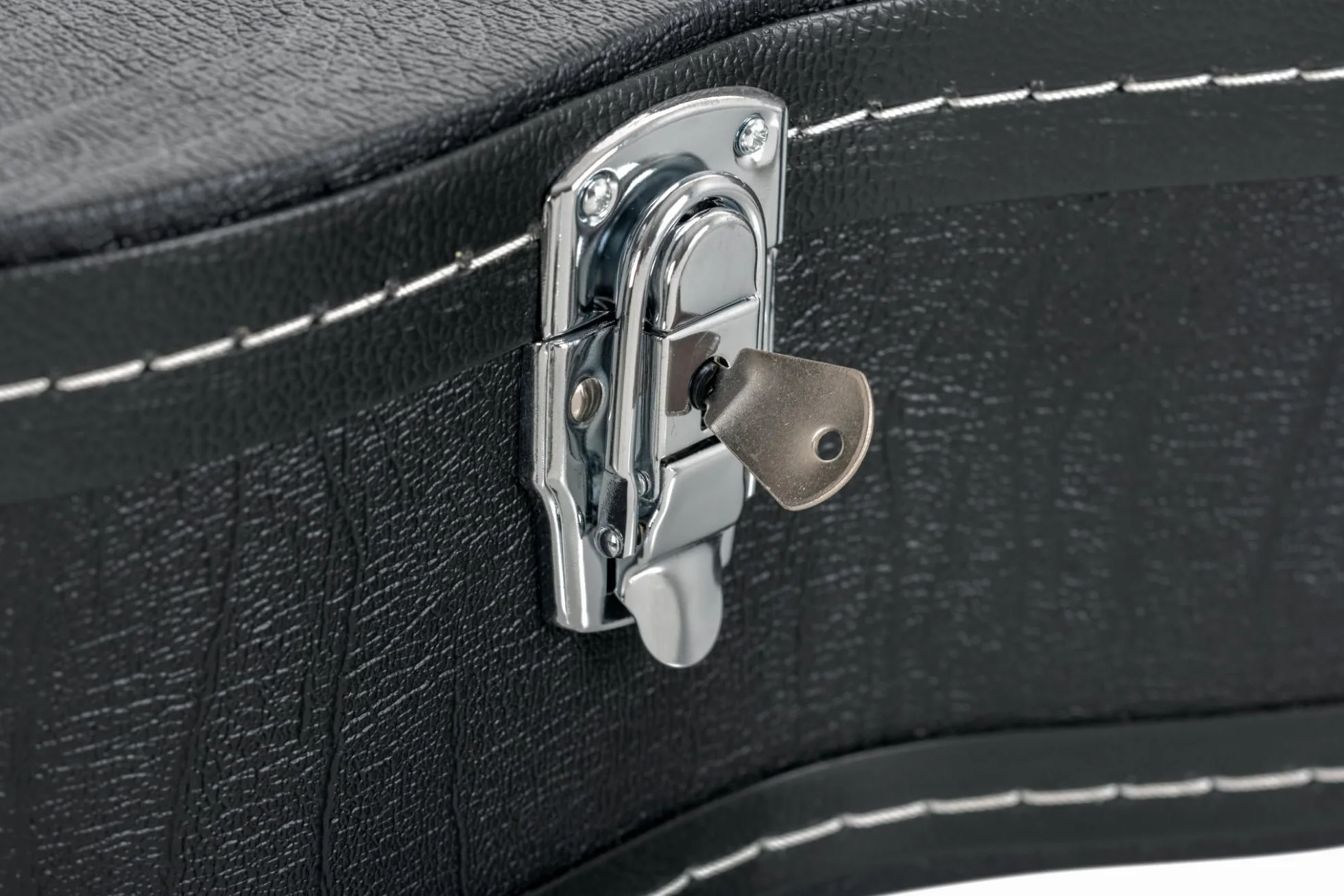 ROCKTILE Funda Deluxe para Guitarra Clásica - Funda Robusta para Guitarra Clásica Y De Concierto - Piel Sintética con Forro Interior Suave - Compartimento Integrado Y Asa - Cerrable - Negro