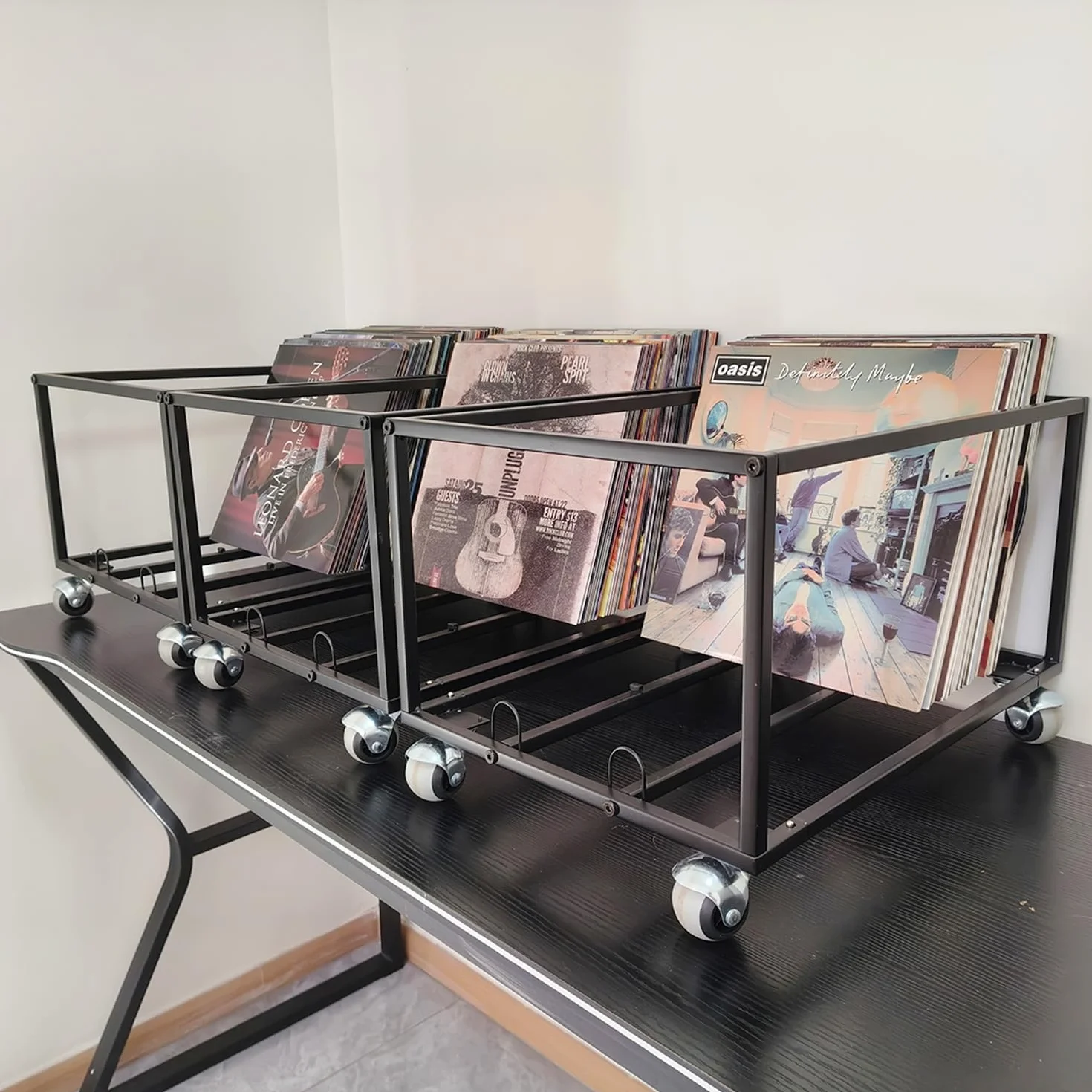 Almacenamiento de discos de vinilo sobre ruedas, estructura de metal resistente, capacidad para hasta 100 álbumes, elegante organizador para tu colección de vinilos