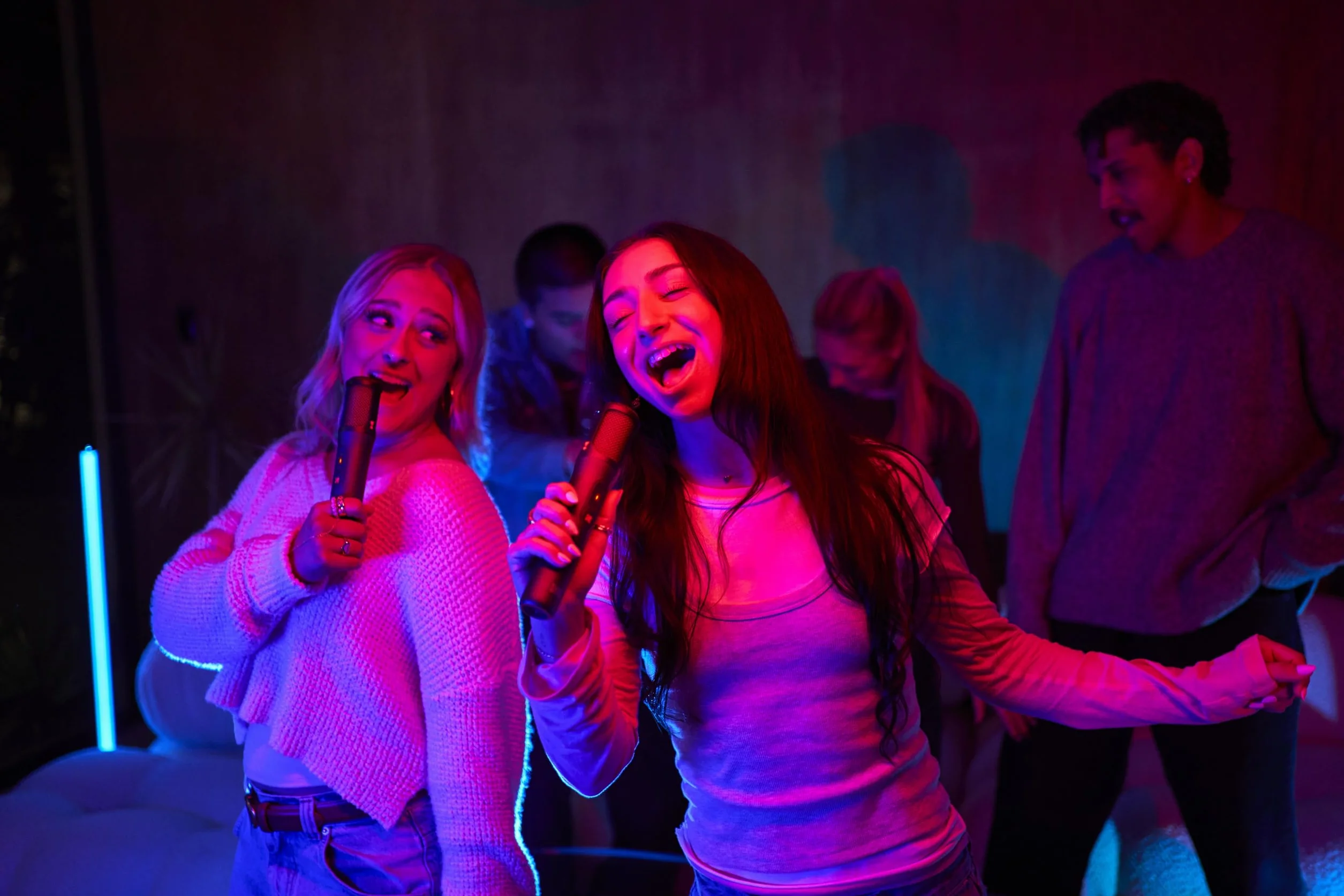 JBL EasySing Mics, 2 micrófonos de Karaoke inalámbricos con IA y eliminación de Voz en Tiempo Real y dongle PartyBox USB-C, Negro