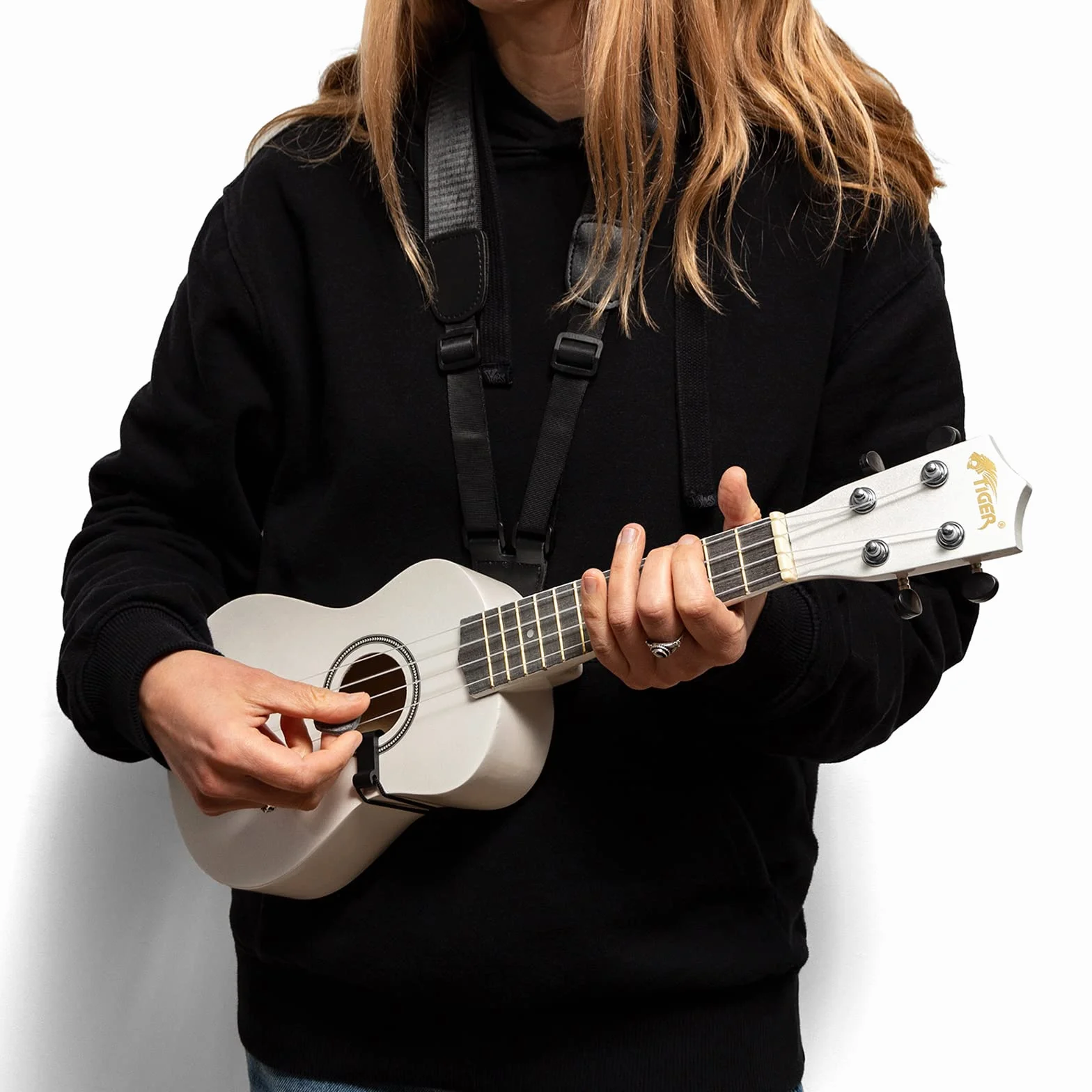 Tiger UKE7 Ukelele soprano para principiantes incluye funda, púa de fieltro, juego de cuerdas de repuesto. Nuevo de este 2020, ahora equipado con cuerdas Aquila,Blanco