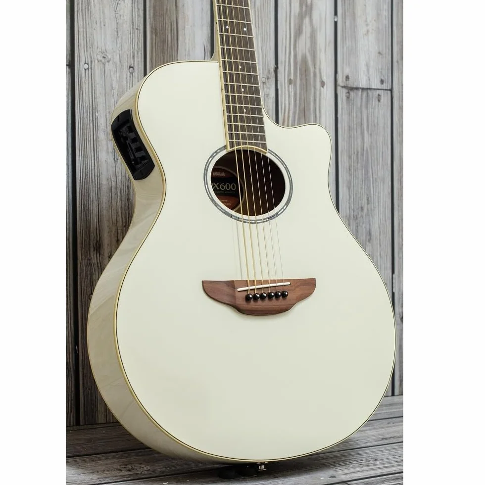 YAMAHA APX600 Guitarra Electroacústica – Cuerpo Estrecho Thinline, Escala 25”, previo System 65, Ecualizador de 3 Bandas, Afinador Integrado, Boca Ovalada – Blanco Vintage