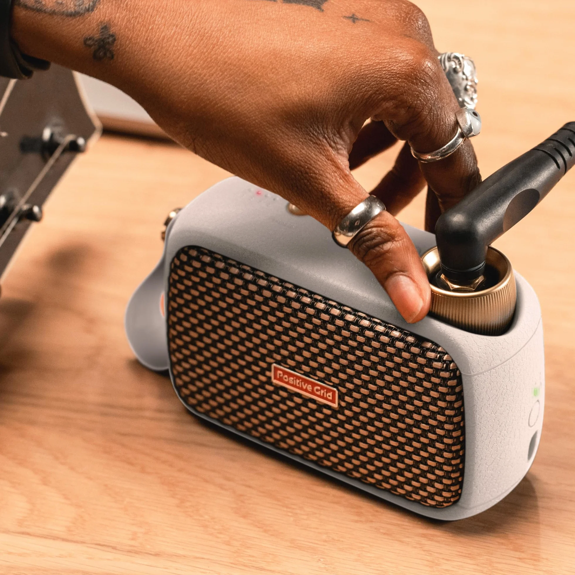 Positive Grid Spark GO Pearl 5 W Amplificatore Smart Ultra portatile per Chitarra, amplificatore per cuffie e altoparlante Bluetooth con App Smart per Chitarra elettrica, acustica o Basso - Perlado
