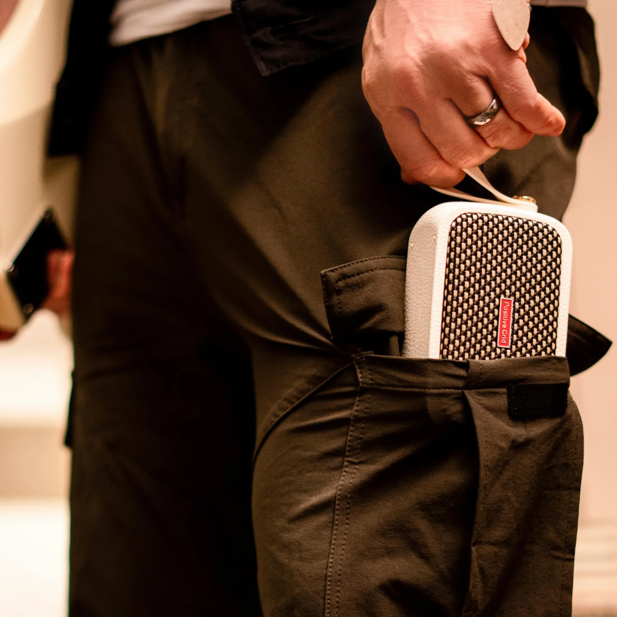 Positive Grid Spark GO Pearl 5 W Amplificatore Smart Ultra portatile per Chitarra, amplificatore per cuffie e altoparlante Bluetooth con App Smart per Chitarra elettrica, acustica o Basso - Perlado