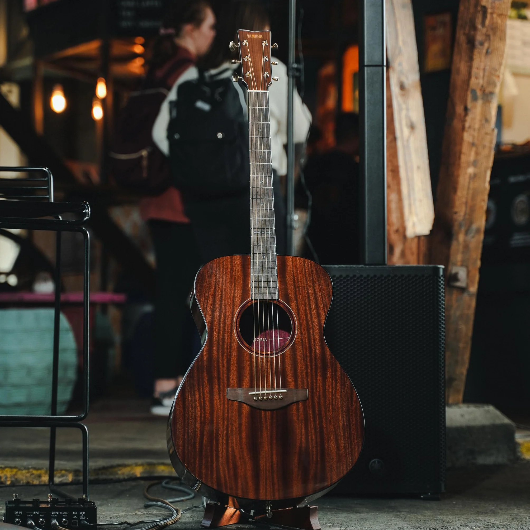 Yamaha STORIA III Guitarra Western electroacústica con un sonido envolvente para adultos, hecha de madera 4/4, color marrón chocolate