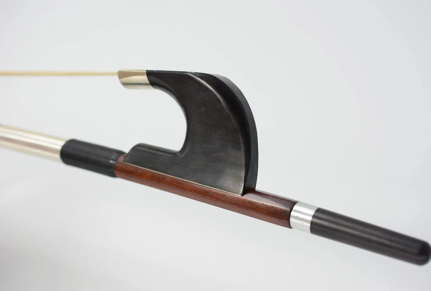 3/4 Tamaño profesional Pernambuco Material alemán DAUBLE BAJO BOW! Pelo natural de caballo de, respuesta rápida, sonido abierto y poderoso