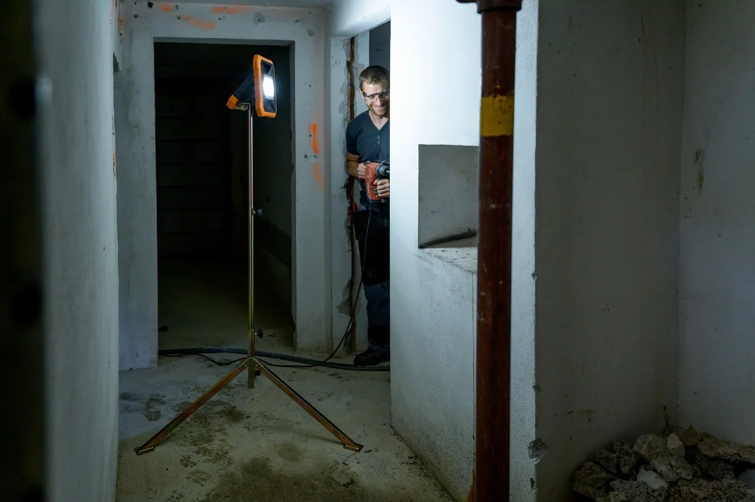 Brennenstuhl TS 250 - Trípode telescópico para focos de construcción (para la grabación de focos, Tubos de Acero de 4 Cantos, Altura Regulable hasta 2,5 m)