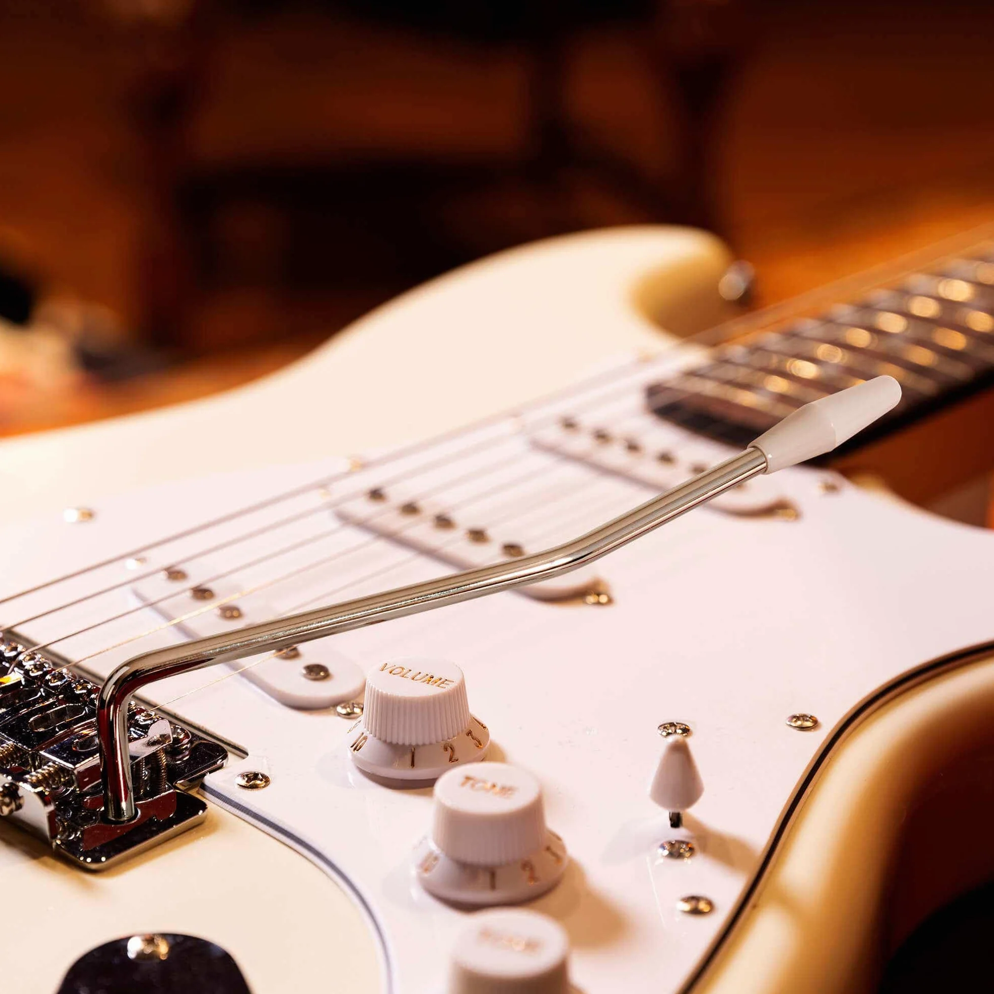 MAX GigKit kit completo de guitarra eléctrica blanco con amplificador de 40W, soporte, funda, afinador digital, cable de instrumento, correa ajustable, púas y cuerdas de repuesto incluidas