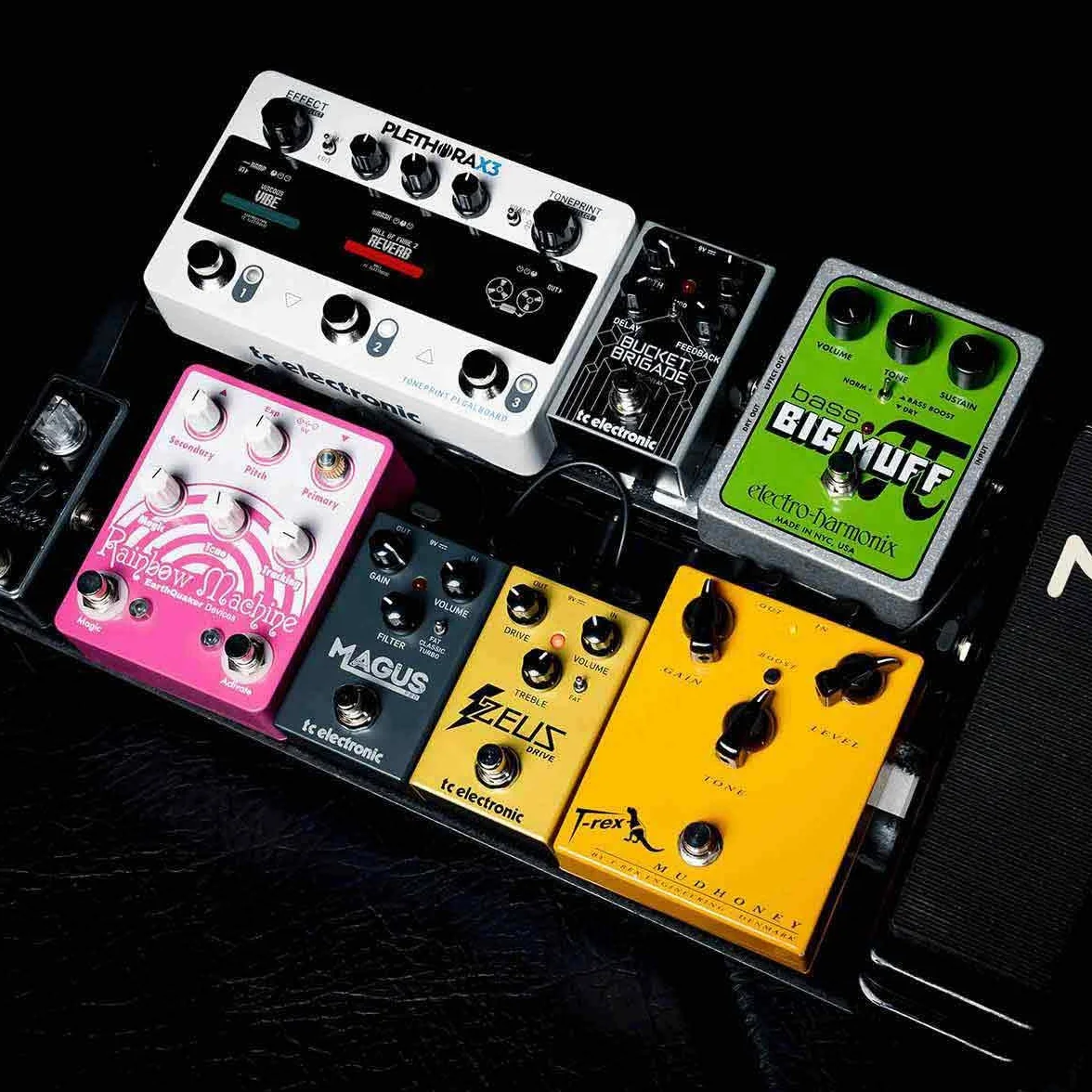 TC Electronic PLETHORA X3 Pedal de guitarra | Pedalboard TonePrint con hasta 127 tableros | 3 espacios para pedales | 75 espacios TonePrint por efecto | 3 interruptores de pie MASH | Looper de cinta