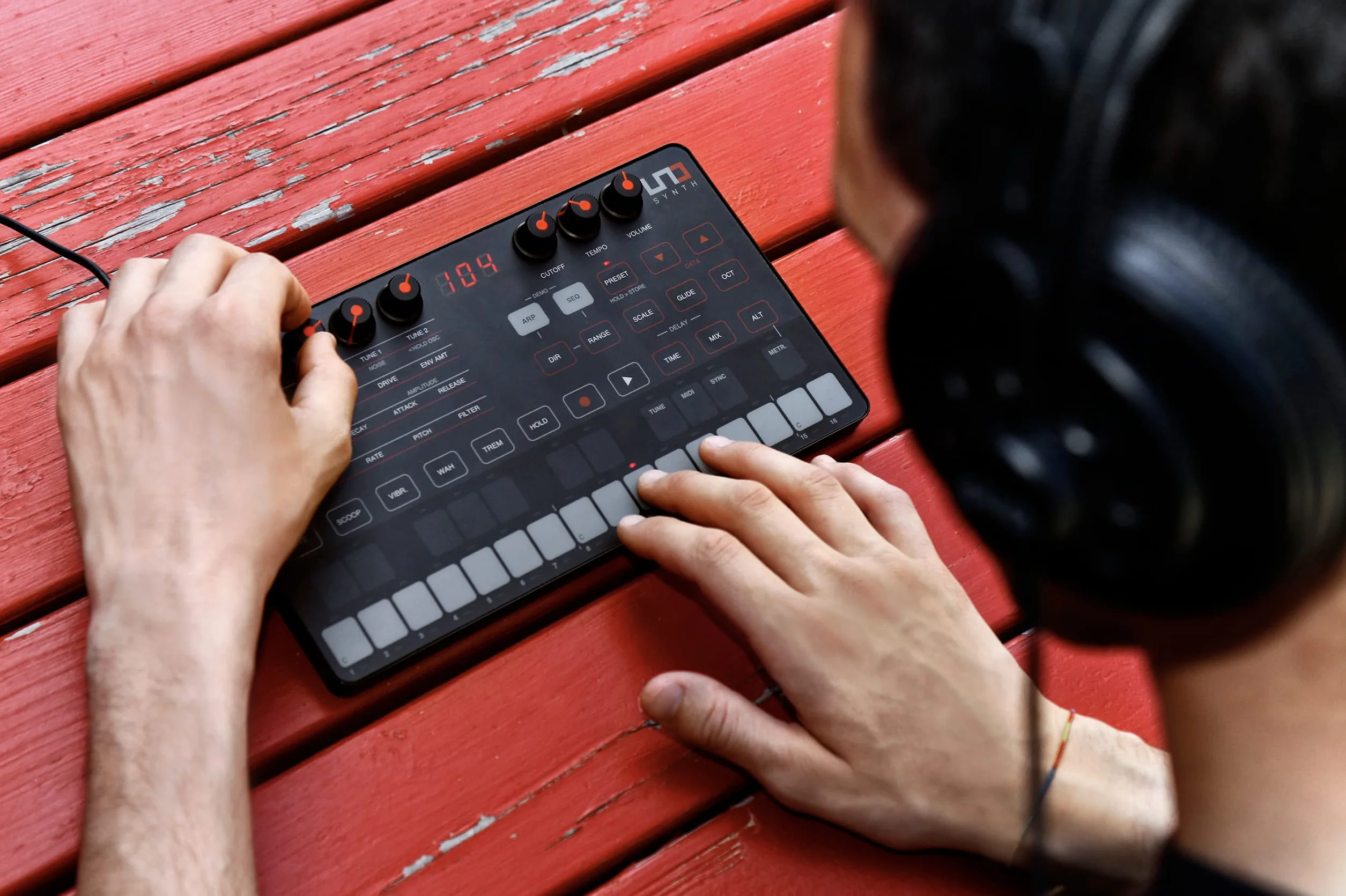 Ik Multimedia UNO Synth - Sintetizador analógico (USB, pantalla LED, VCO), color negro
