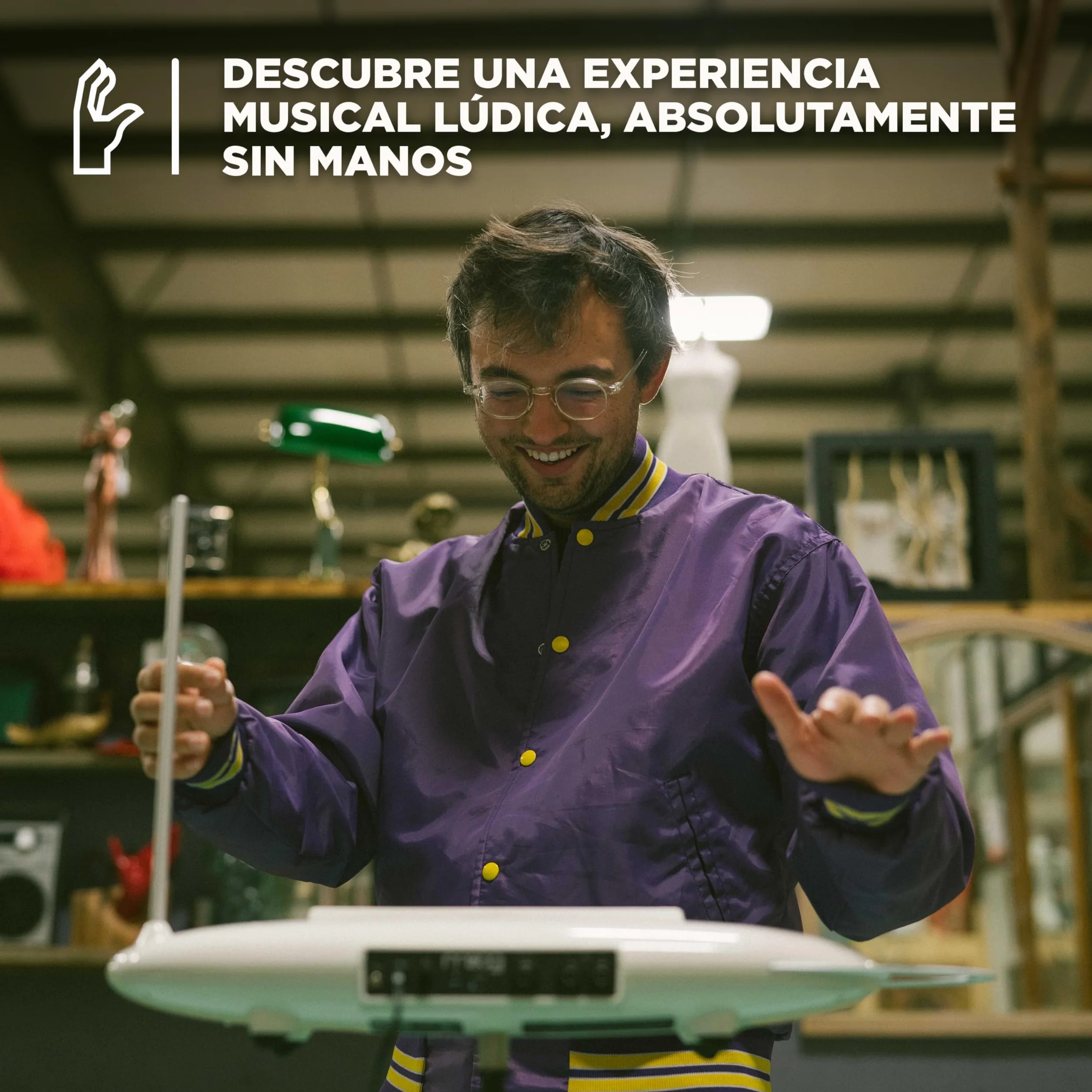 MOOG Theremini - Theremin con Corrección de Tono, Salida CV, Afinador y Altavoz, Motor de Sonido de Sintetizador AniMOOG con 32 Presets y Pantalla LCD