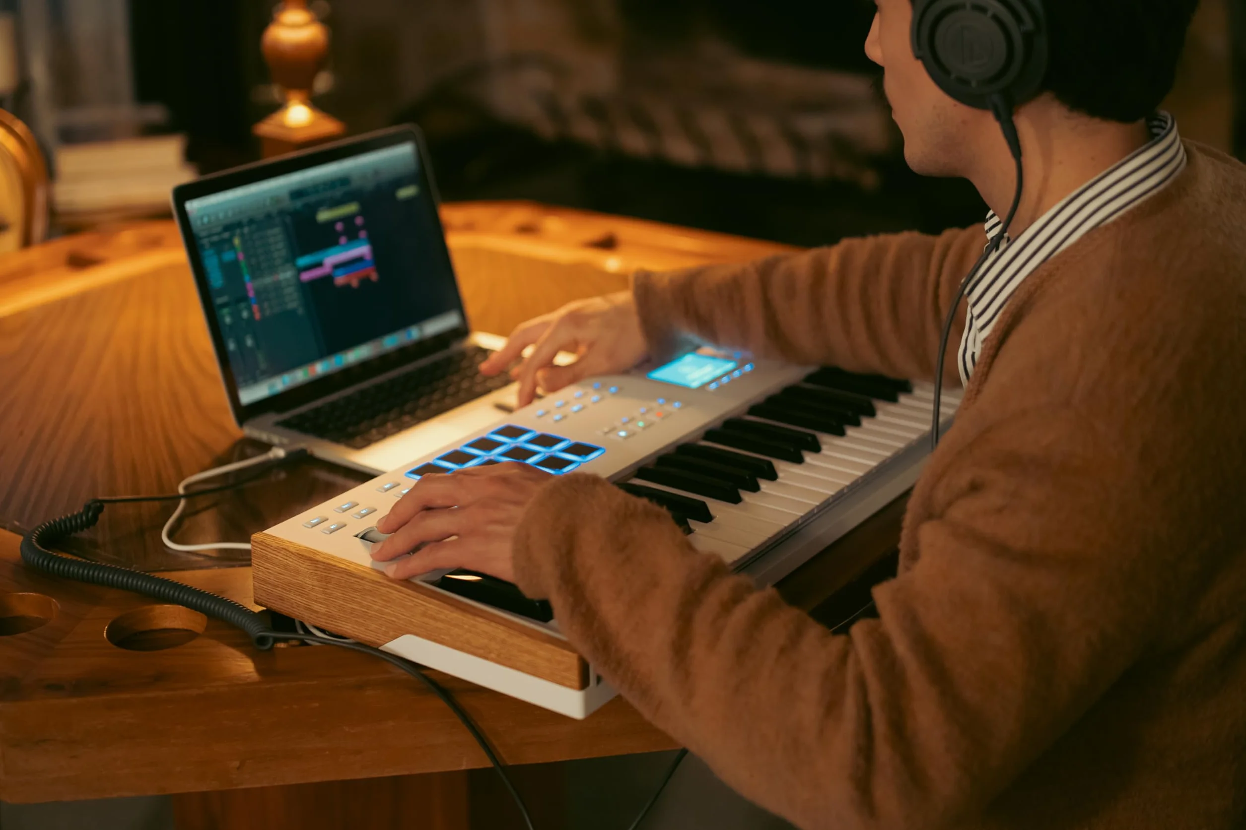 Arturia KeyLab 61 MK3 White, teclado c/controlador MIDI producción, paq. software todo-en-1-61 teclas, 9 codificadores, 9 faders, 1 rueda modulación, 1 rueda inflex. tono, 12 almohadillas - Blanco
