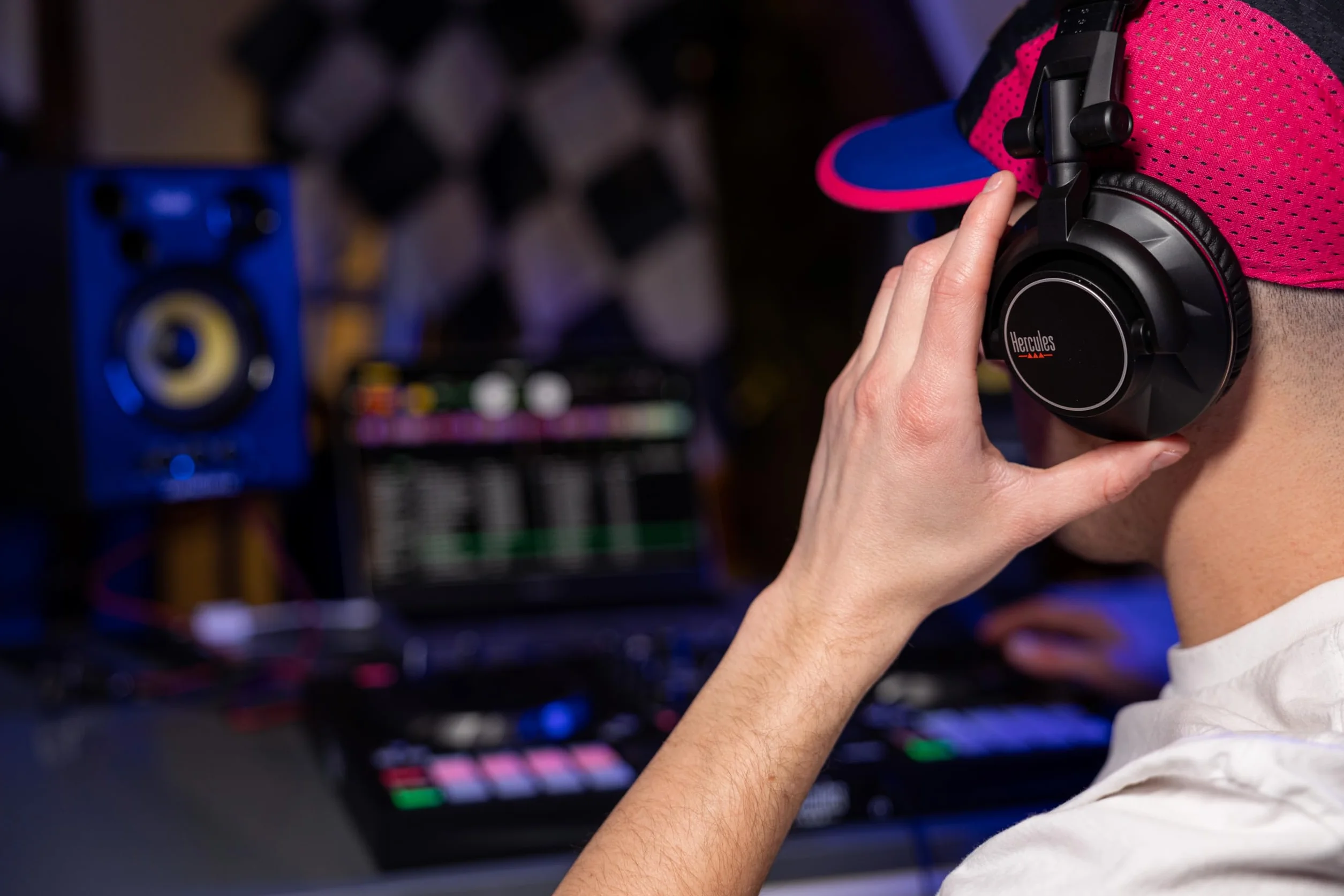 Hercules DJ Essentials Kit - Pack Completo para DJ (Incluye Controladora Inpulse 200, Monitores DJMonitor 32, Auriculares HDP DJ45 y Software con Tutoriales) Negro