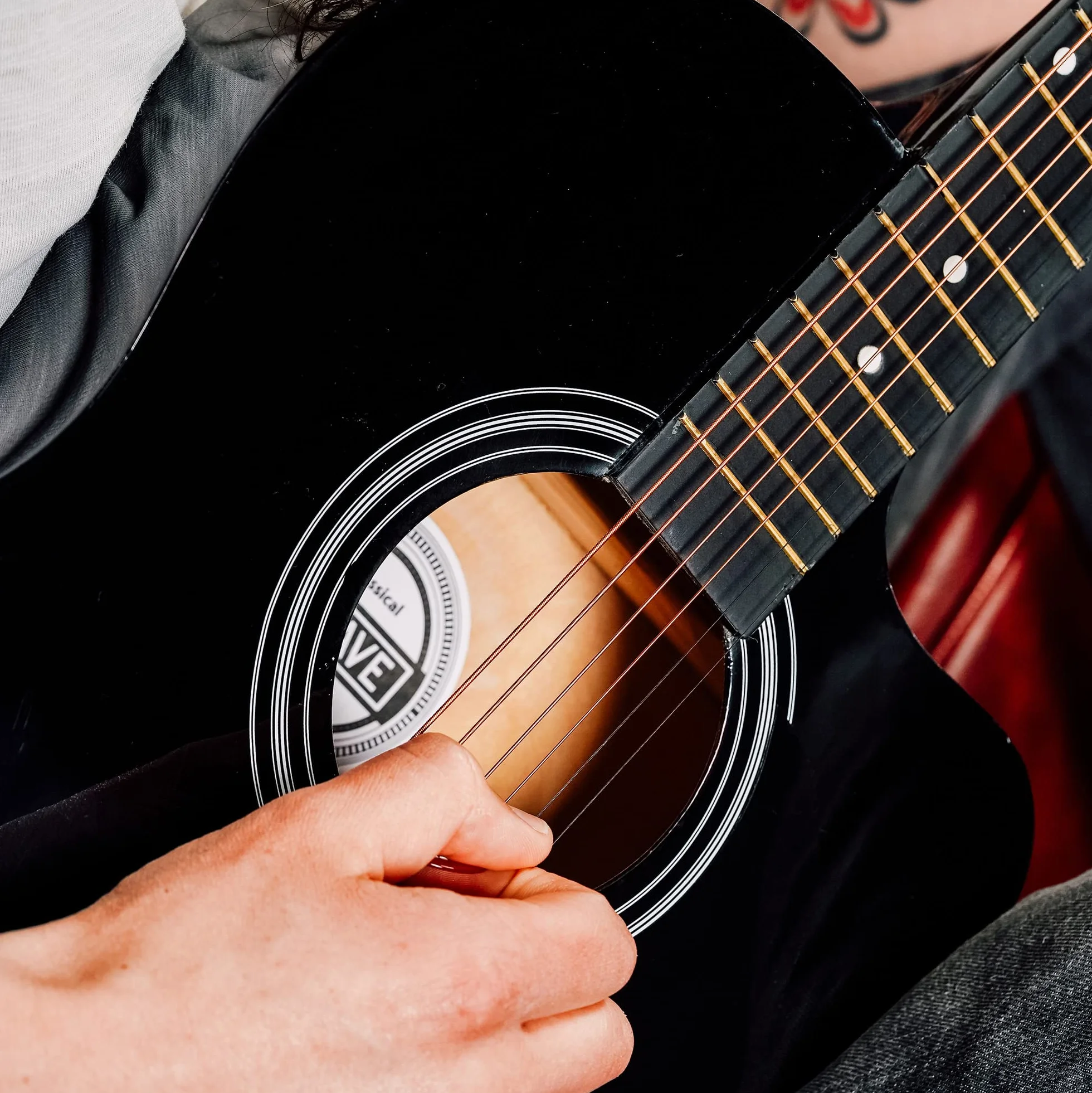 3rd Avenue Pack de guitarra acústica con cortadura de tamaño estándar 4/4 para principiantes de 3rd Avenue, funda de transporte, púas y cuerdas de repuesto, Negro