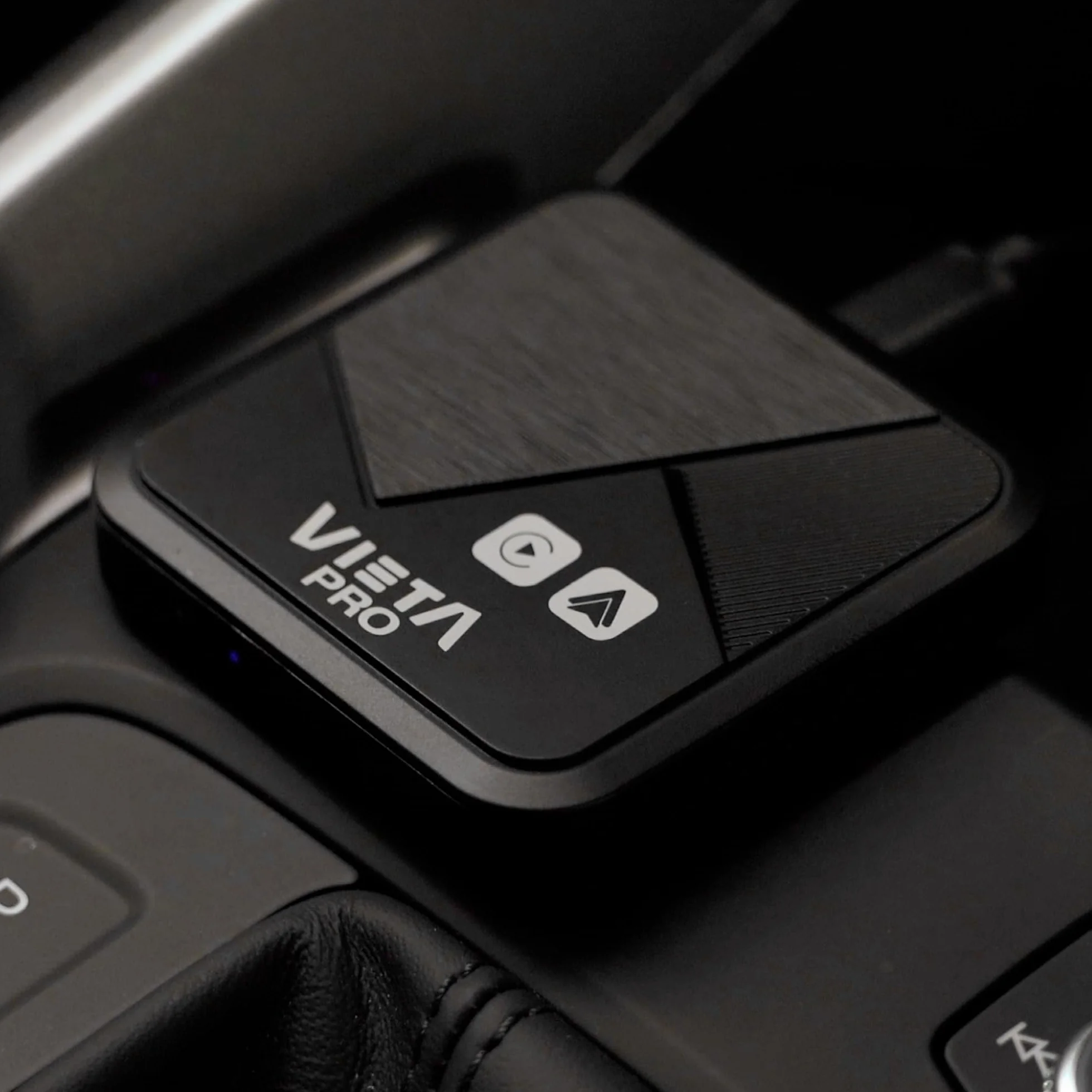 Vieta Pro | Adaptador CarPlay Inalámbrico y Android Auto para Coche sin Cables. Transformador Bluetooth 5.2, USB-C y WiFi para conectar el iPhone o el Smartphone sin Cables al vehículo | AirDrive