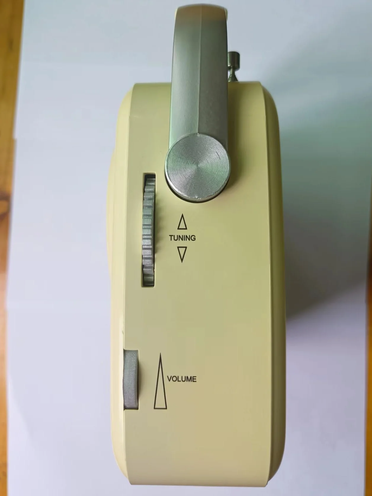 Radio Retro Am FM, Pequeñas Radios Portátiles con Bluetooth, Funcionan con Pilas C*4 O Enchufadas a La Pared, Soportan Tarjeta SD/USB/Entrada AUX/Salida de Auriculares para Casa/Exterior（Beige）