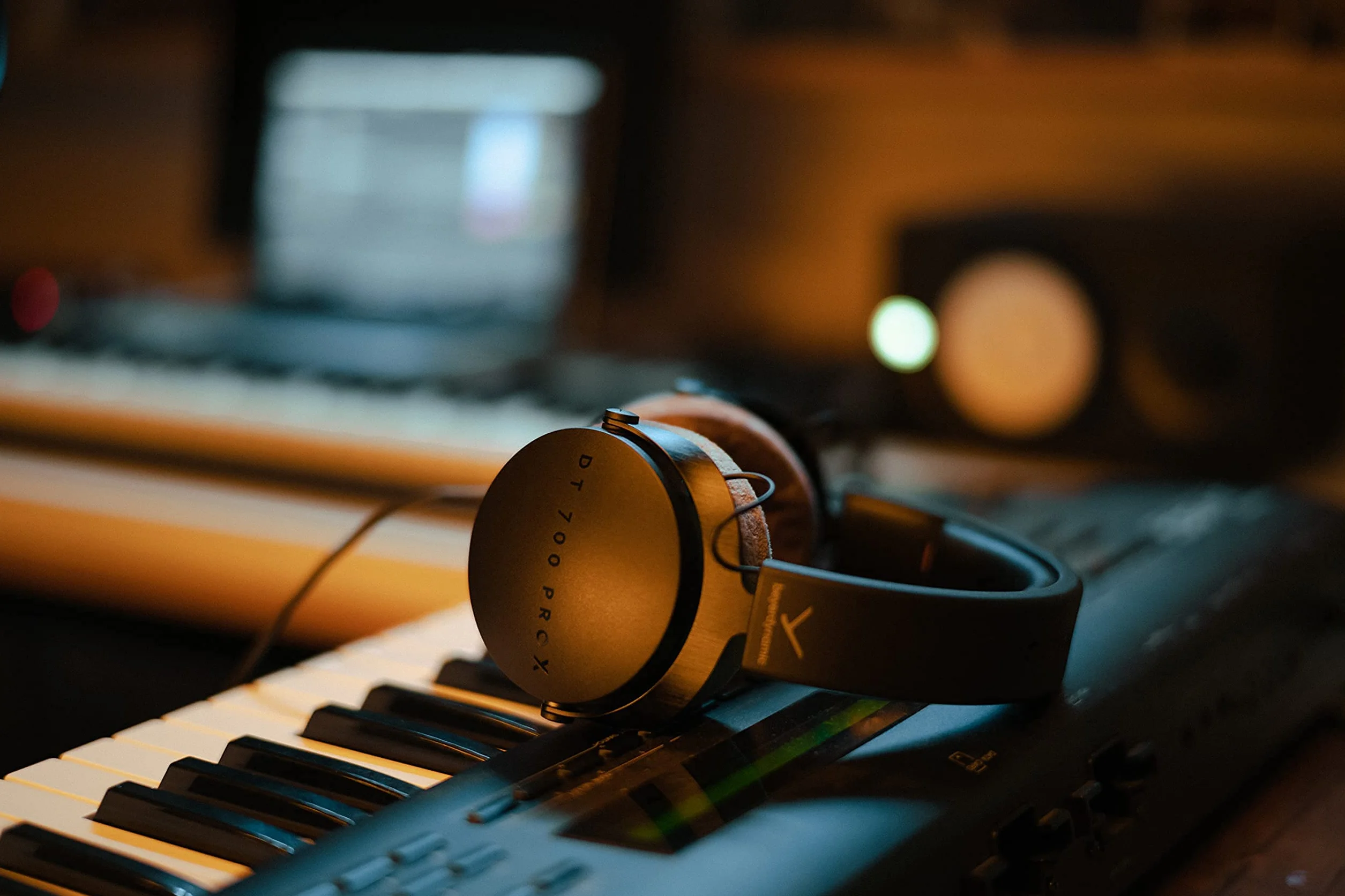 beyerdynamic DT 700 Pro X Auriculares de Estudio con Controladores Stellar.45 para grabación, monitoreo y Mezcla en Todos los Dispositivos de reproducción (Cerrados)