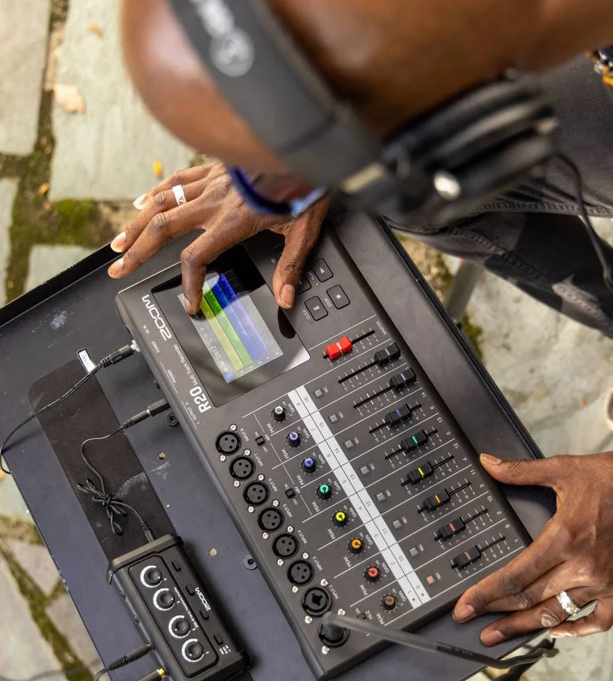 Zoom R20 MultiTrak Grabadora multipista de sobremesa, con Pantalla táctil, edición integrada, 16 Pistas, 6 entradas XLR, 2 entradas Combo XLR/TRS, Efectos, Synth, Drum Loops e Interface de Audio USB