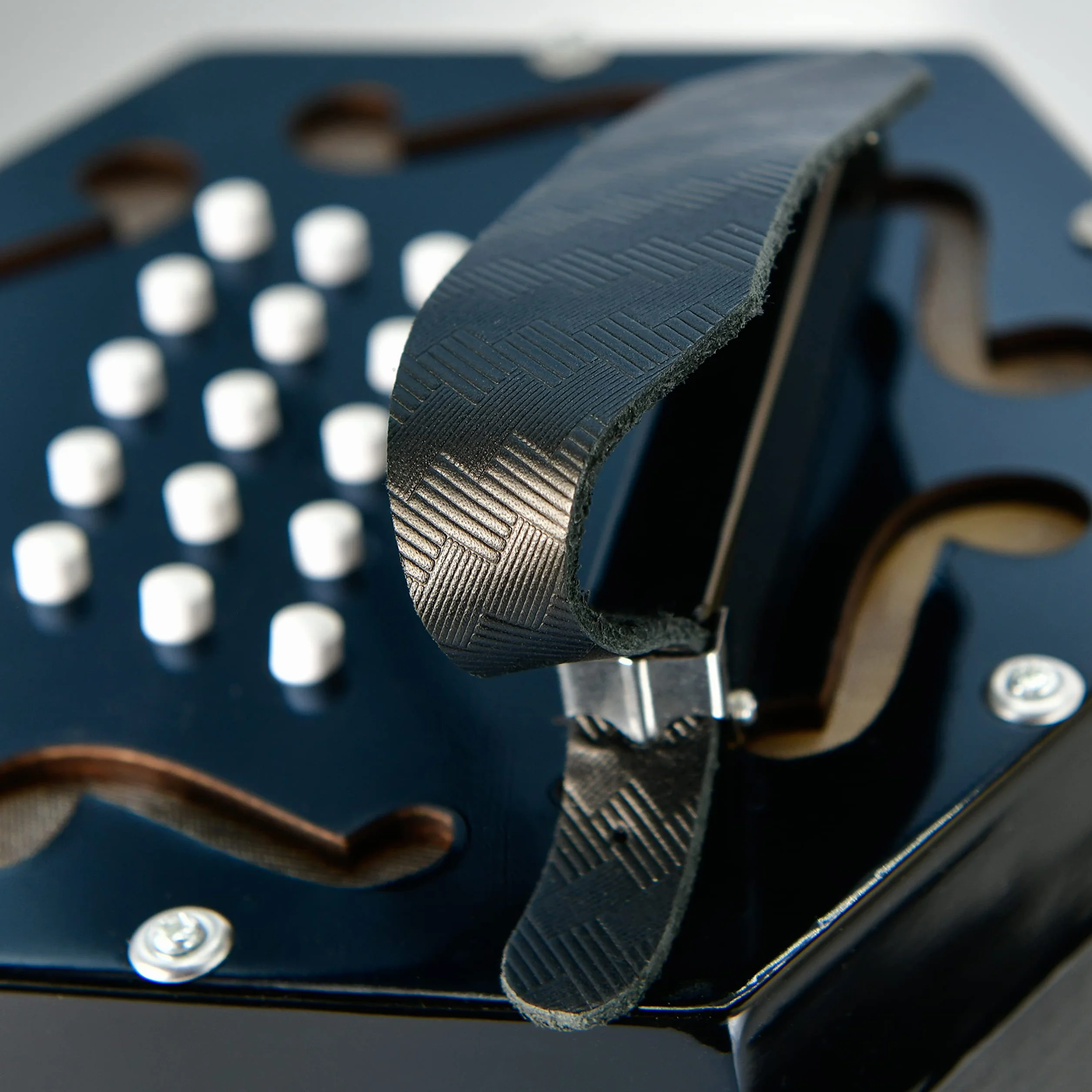 Trinity College Concertina (AP-1130A), color negro