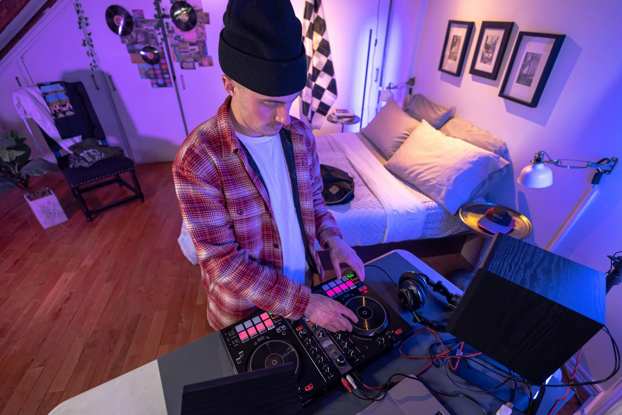 Hercules DJ Essentials Kit - Pack Completo para DJ (Incluye Controladora Inpulse 200, Monitores DJMonitor 32, Auriculares HDP DJ45 y Software con Tutoriales) Negro