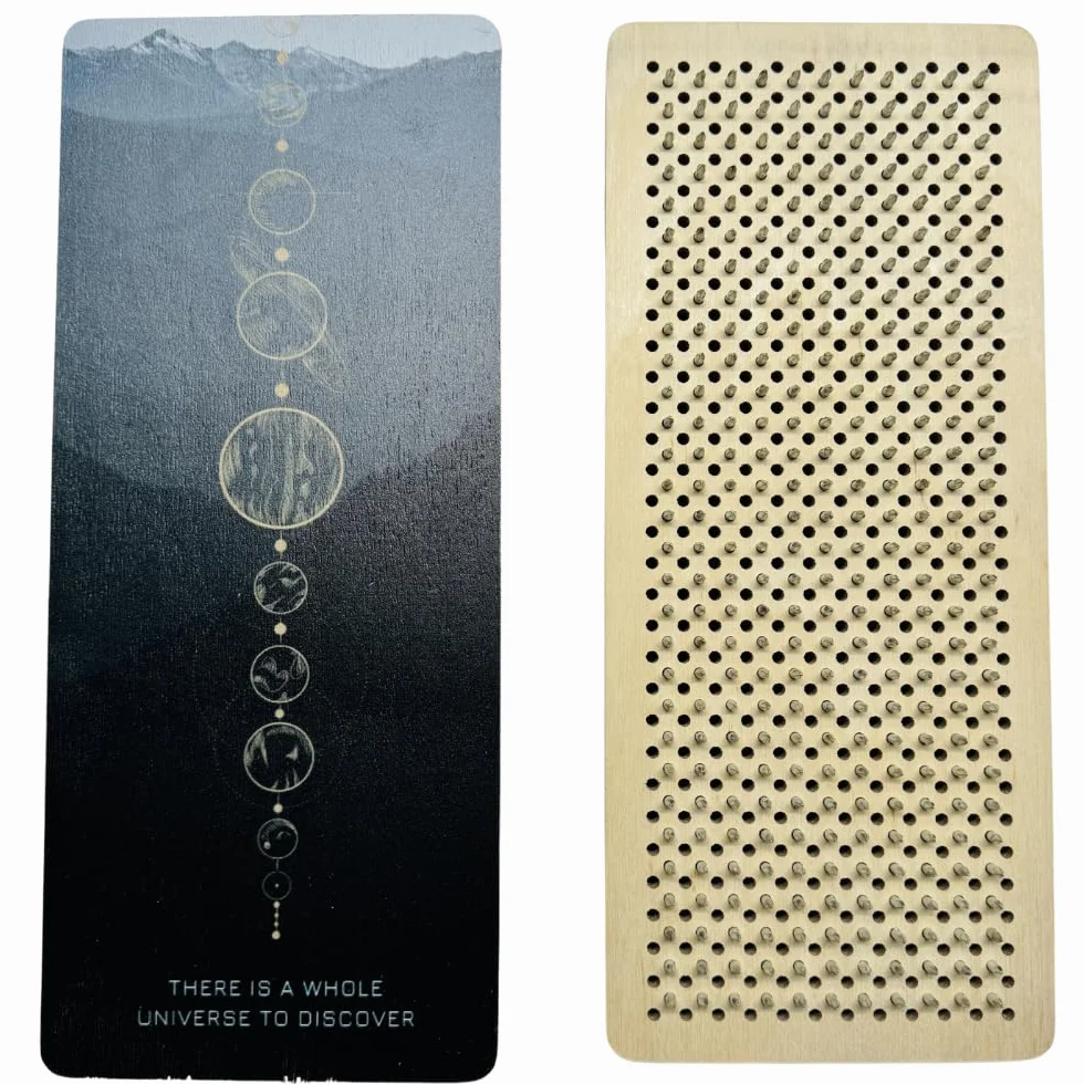 Labour House Tabla Sadhu para yoga y meditación con impresión de y afirmación 'Hay un universo entero por descubrir'. Paso de uñas 10 mm