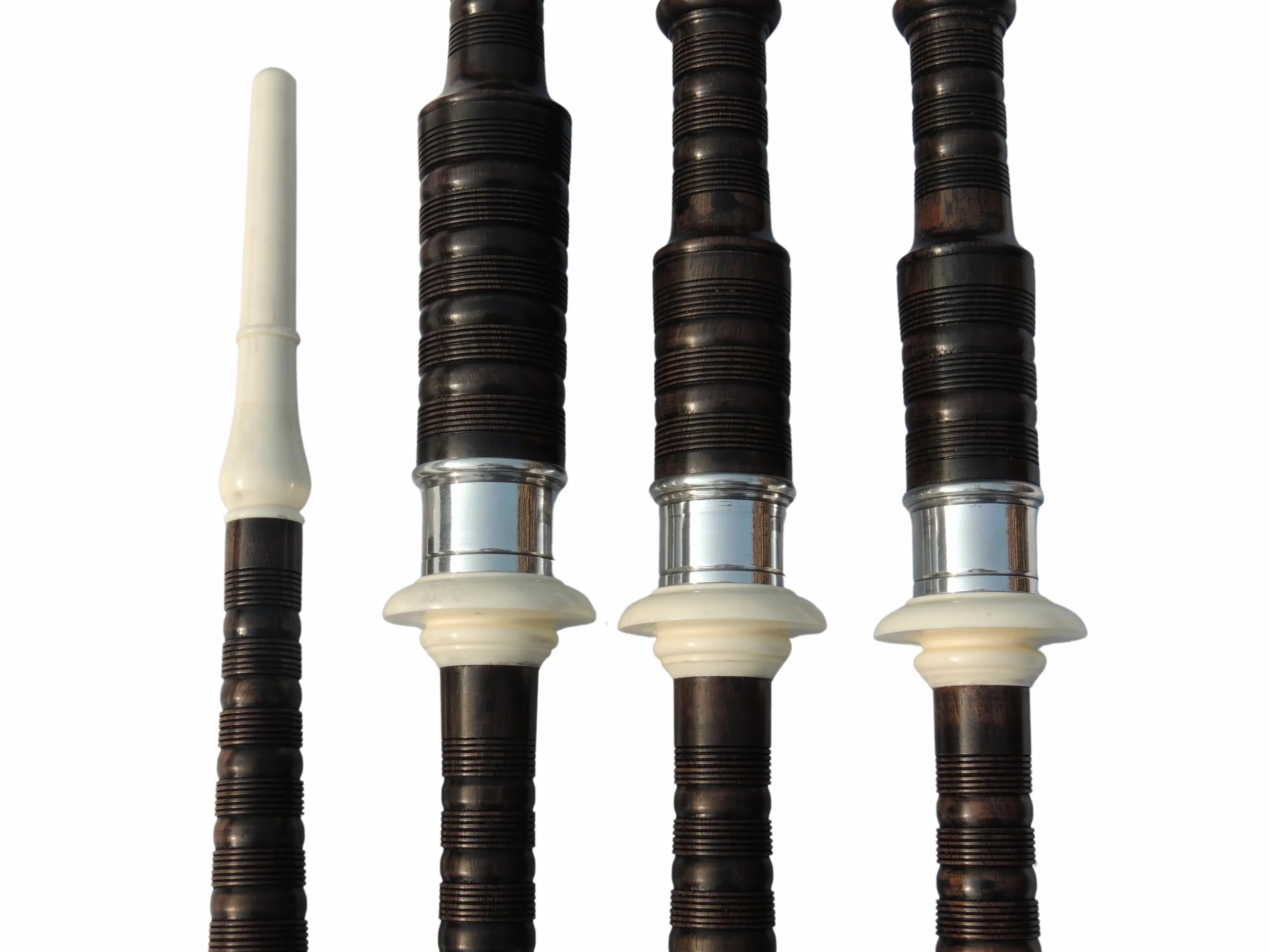 Great Highland Gaitas de Hakam Din - Madera de cocobolo sombreada negra con soportes de marfil de imitación y virolas y toboganes plateados de níquel, cordón de cubierta de terciopelo negro para