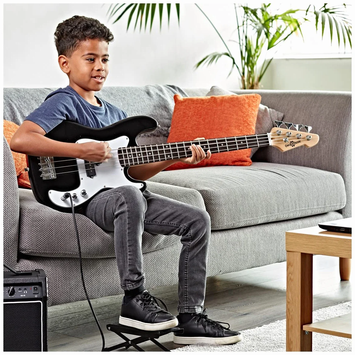 Gear4music Guitarra de bajo tamaño 3/4 negra con funda y cable