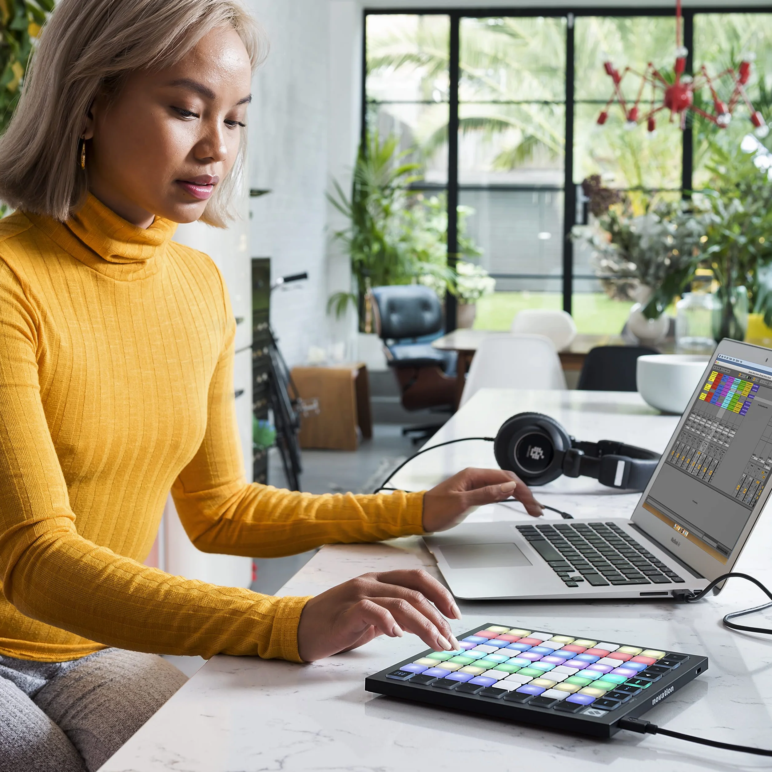 Novation Launchpad Mini [MK3] — Panel portátil MIDI con 64 almohadillas, panel controlador con USB para actuaciones de Ableton Live y Logic Pro