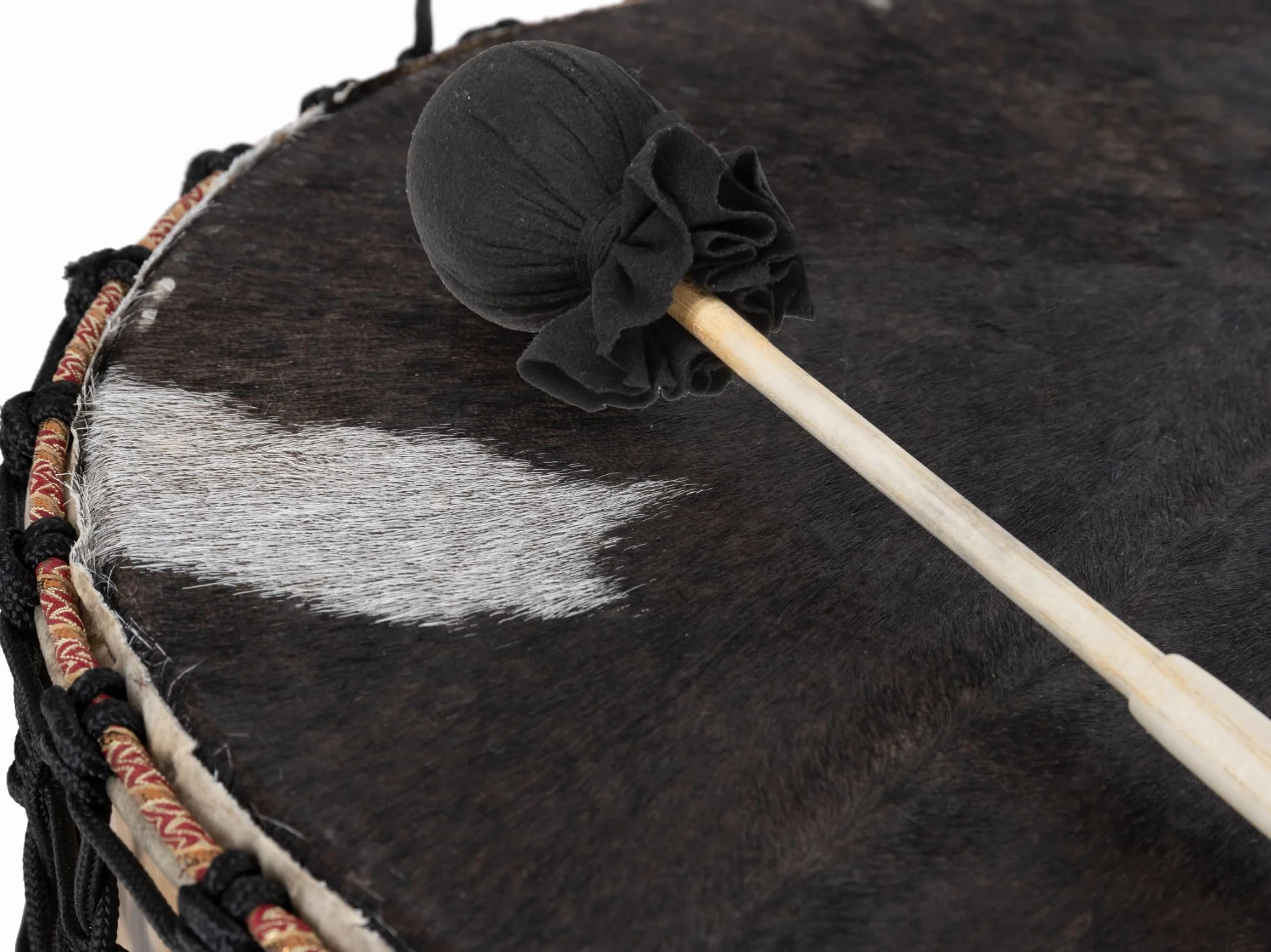 Cantabile Tambor chamánico 20" — tambor ritual y de meditación con piel de cabra en ambas caras; incluye soporte 3 patas, funda acolchada y 2 mazas de fieltro. Sonido resonante y profundo. Natural.