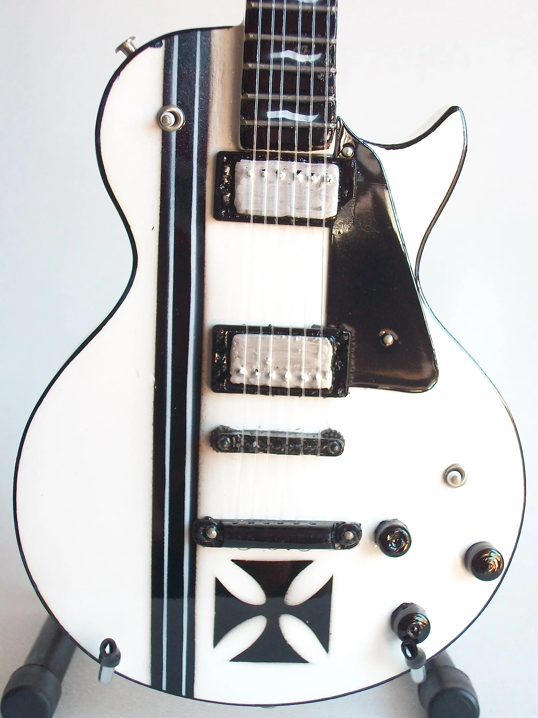 Guitarra miniatura Iron Cross blanca de James Hetfield de Metallica
