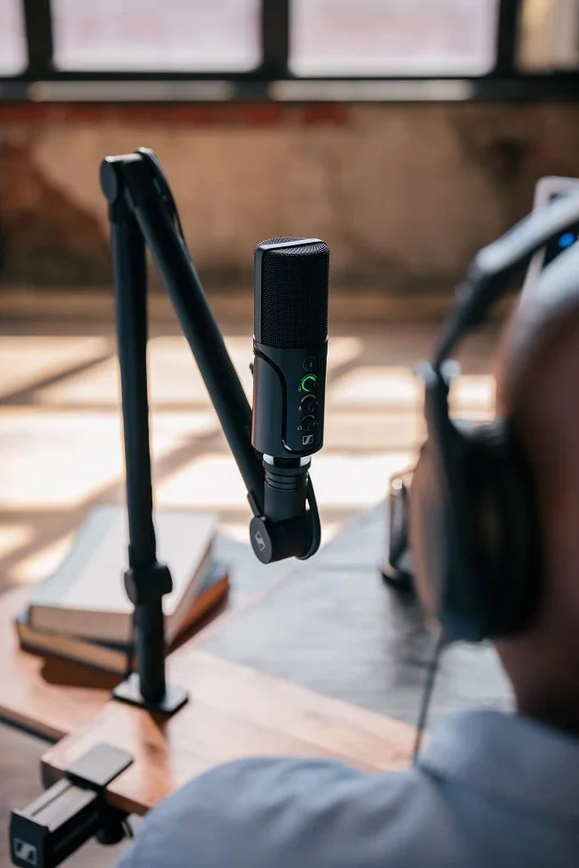 Sennheiser Profile Streaming Set con micrófono USB, Boom Arm y Bolsa - Diseño Plug & Play, Perfecto para grabar podcasts y streaming, Cápsula de condensador cardioide, Cable USB-C 3m - Negro (700100)