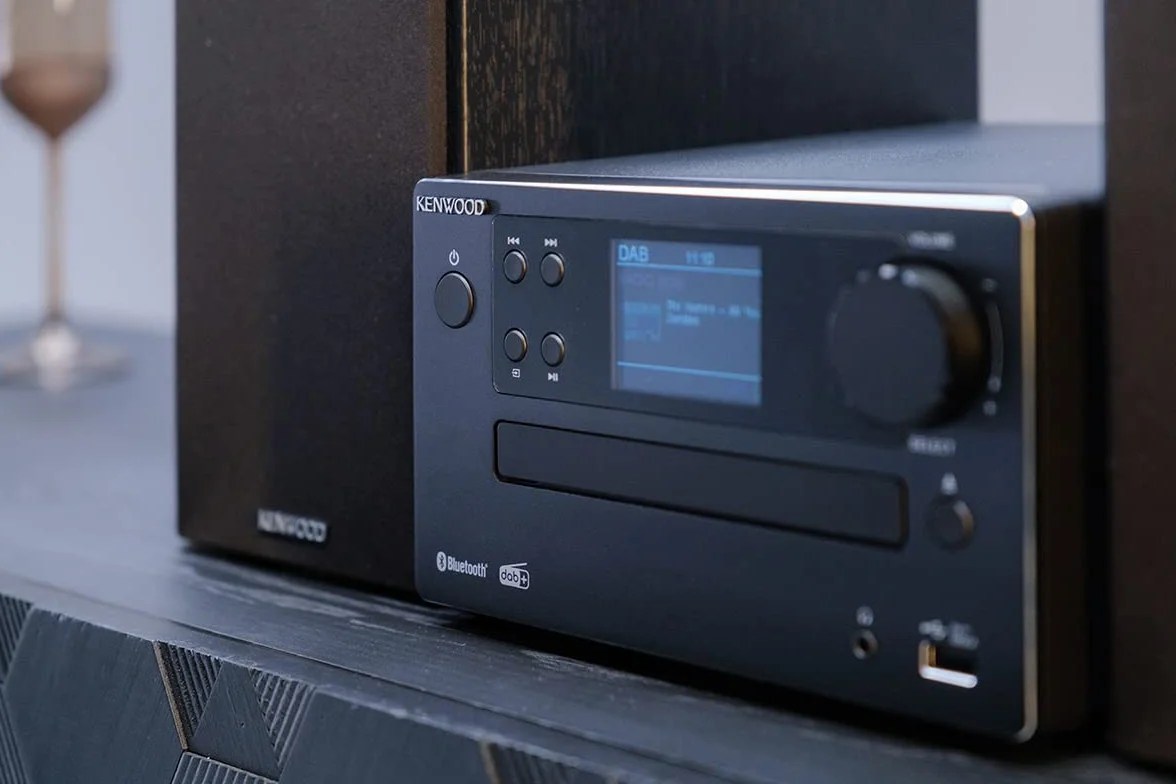 Microcadena Kenwood HiFi con Pantalla Color 2.4", Bluetooth 5.0 y Radio Dab+, Equipo de Música de Aluminio con CD, USB y Aux-In - Color Negro - M-725DAB-B