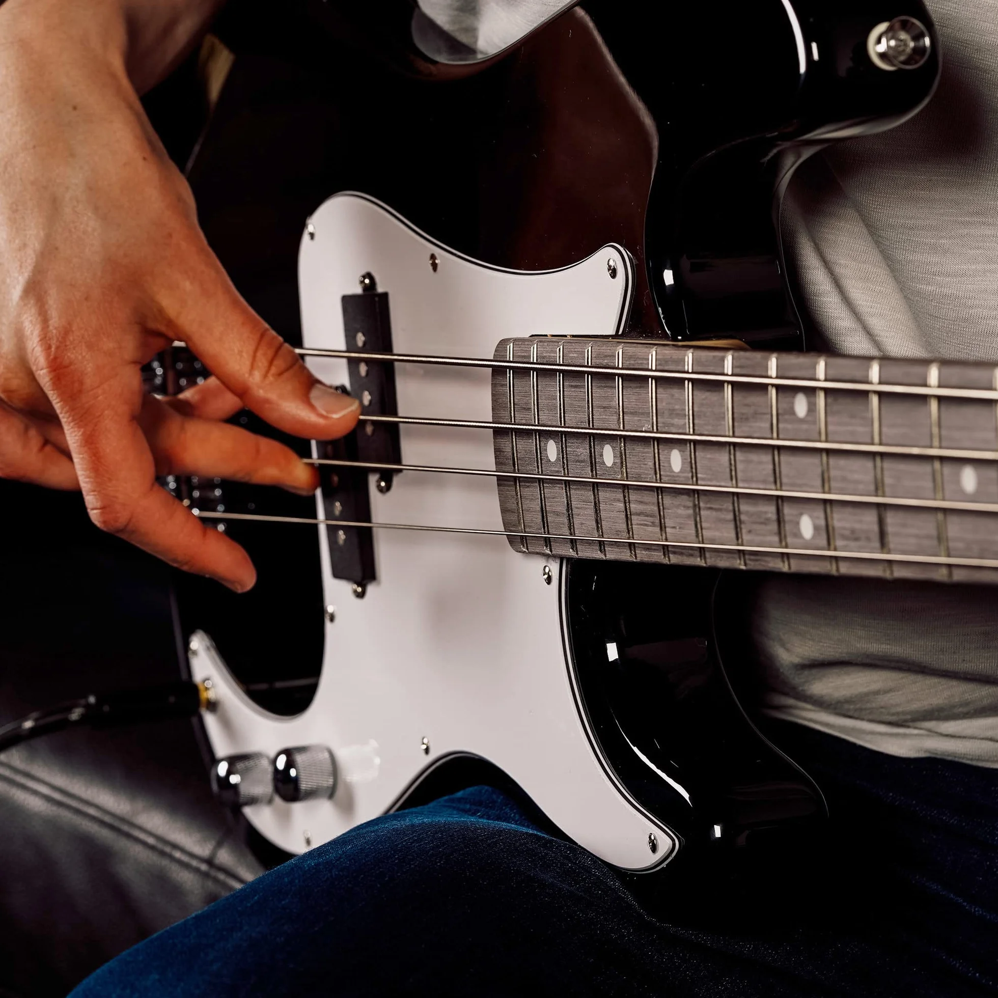 3rd Avenue Paquete de bajo eléctrico de tamaño completo en negro con amplificador de guitarra, bolsa, soporte y accesorios, negro con blanco