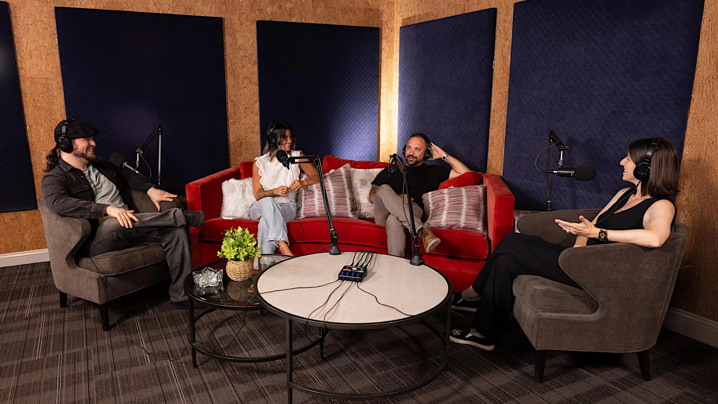 Zoom - PodTrak P4next – grabadora de podcast de 4 micrófonos, reducción de ruido con IA, pads de sonido, interface USB-C, grabación en tarjeta SD de hasta 2 TB, alimentado por pilas o USB