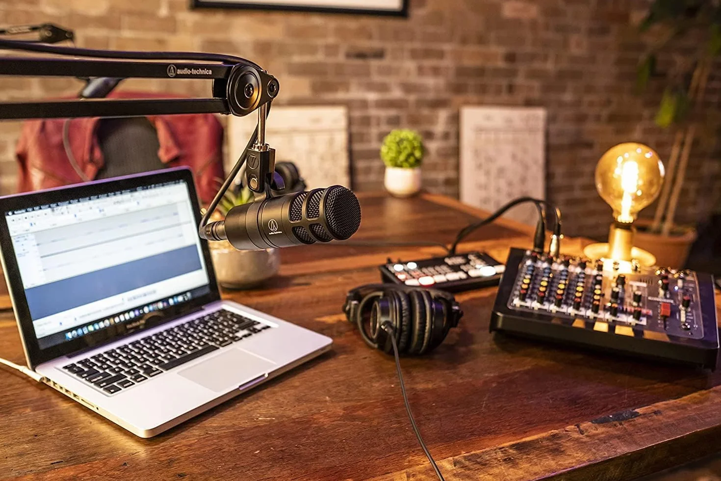 Audio-Technica 2040 Micrófono Dinámico Hipercardioide Para Podcast Negro
