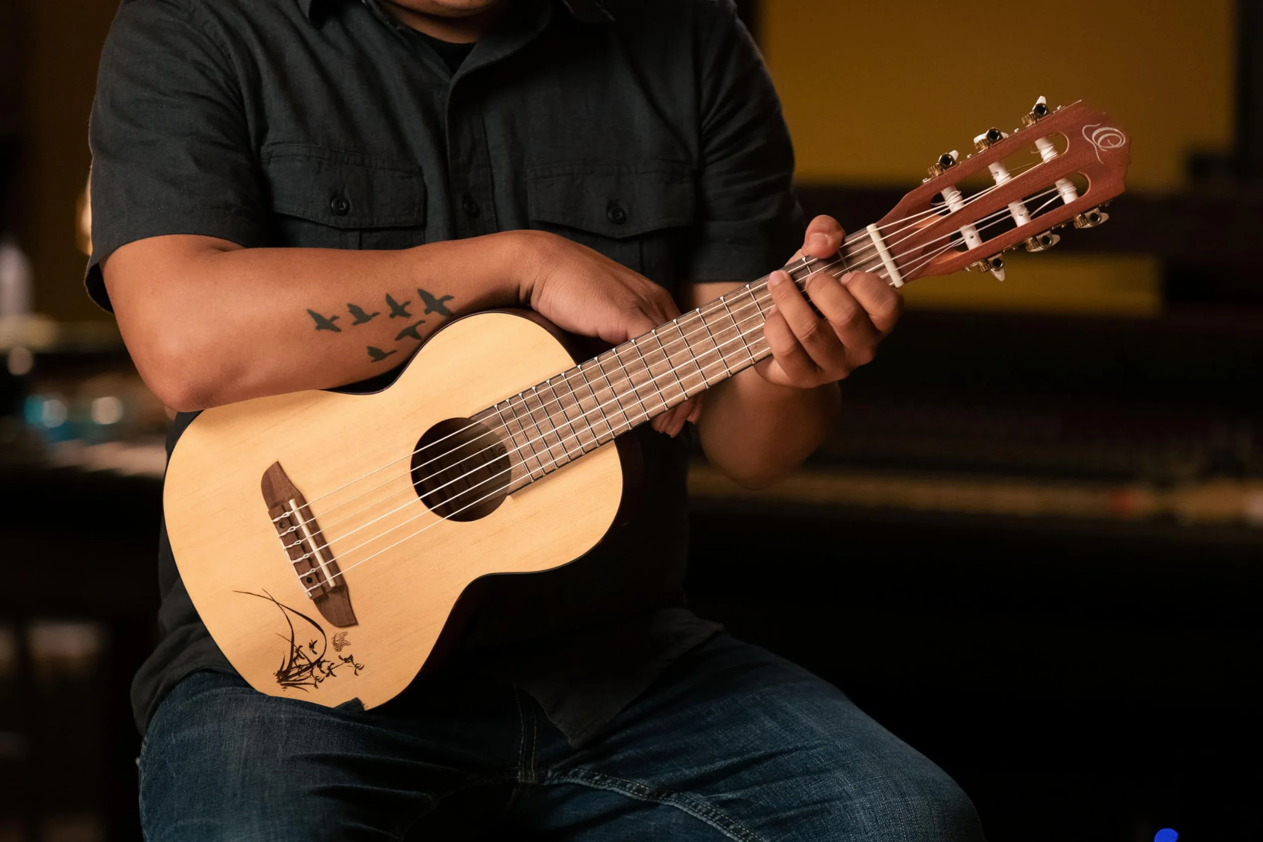 Ortega Guitars Travel Guitar acústica - Mini/Travel Series - Guitarlele 6 cuerdas - tapa de abeto grabado a laser (RGL5)