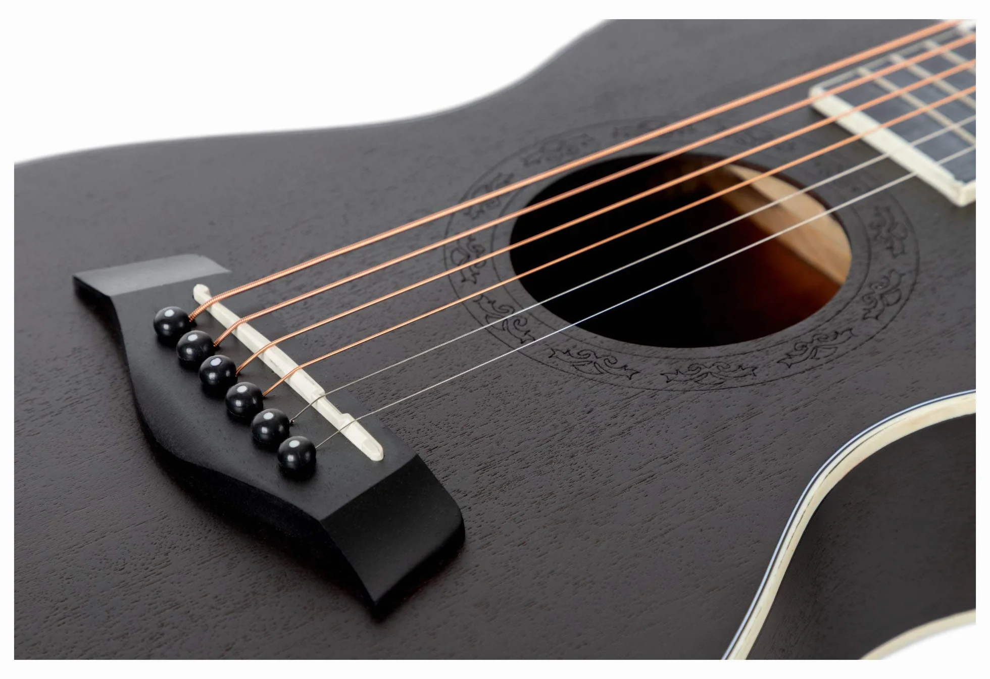 Rocktile G-10 BK Guitarlele Negra - Guitarra acústica en formato de viaje - Tapa: Cedro - Fondo y aros: Caoba - Mástil: Okoume - Escala: 51 cm - Acabado abierto en negro