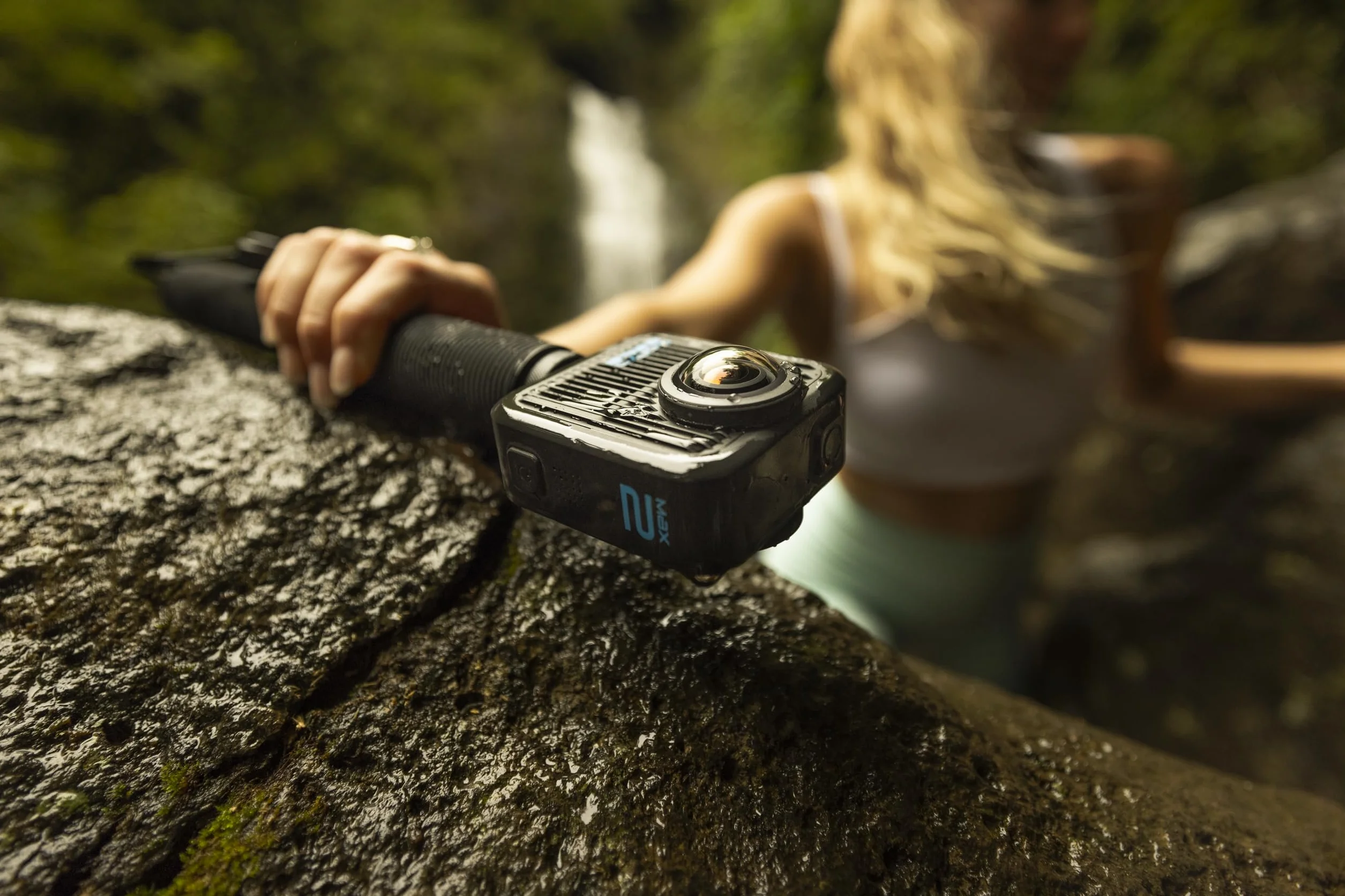 Paquete GoPro MAX2 + Accesorios: Incluye Poste de extensión de 1,2 m (4 pies), 2 baterías Enduro de 1960 mAh y Tarjeta microSD SanDisk de 64 GB