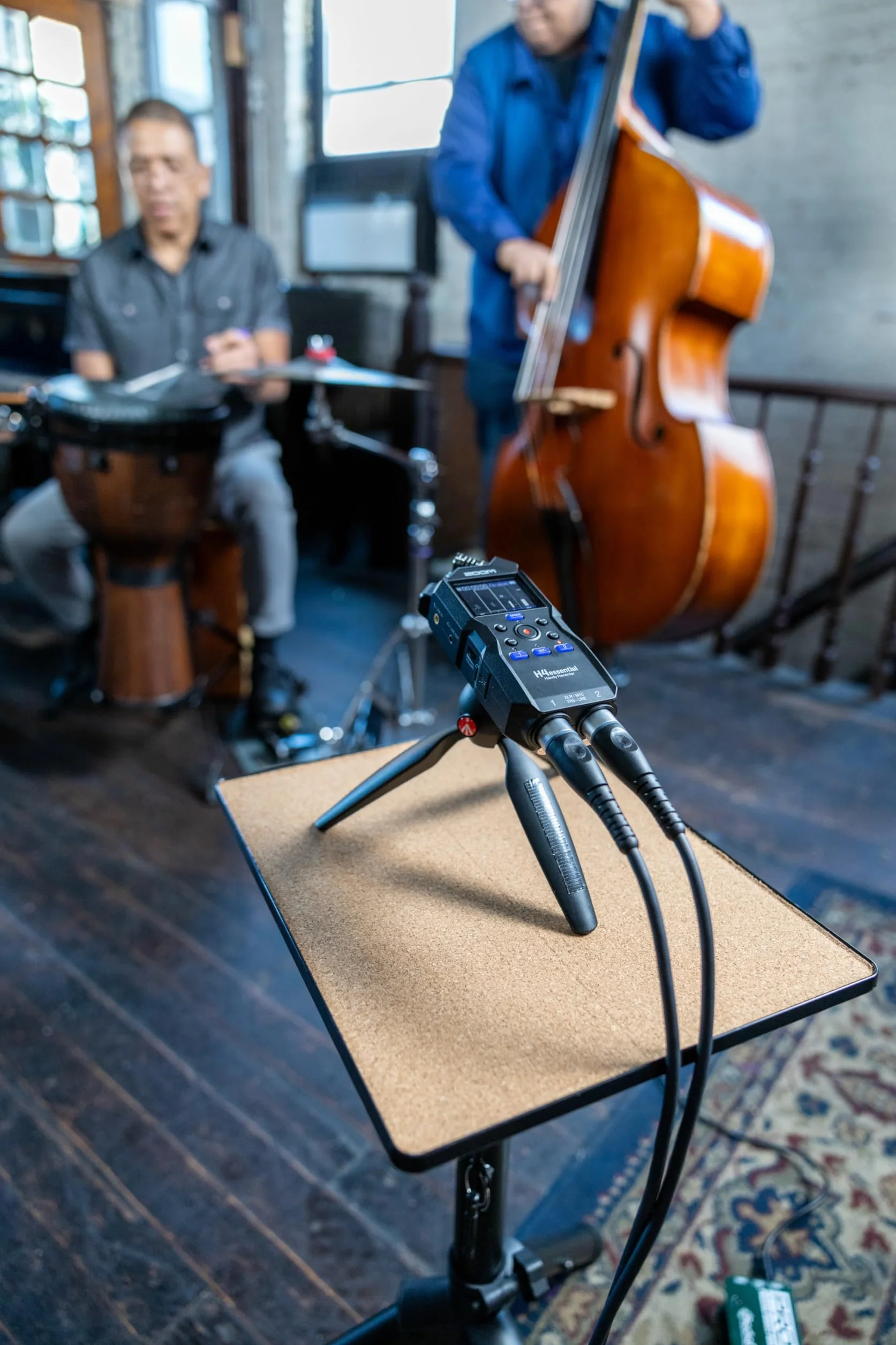Zoom H4essential Grabadora 4 Pistas 32-bit con Coma Flotante, accesibilidad, micros estéreo, 2 entradas XLR/TRS, Interface de Audio USB, para músicos, podcasters y más