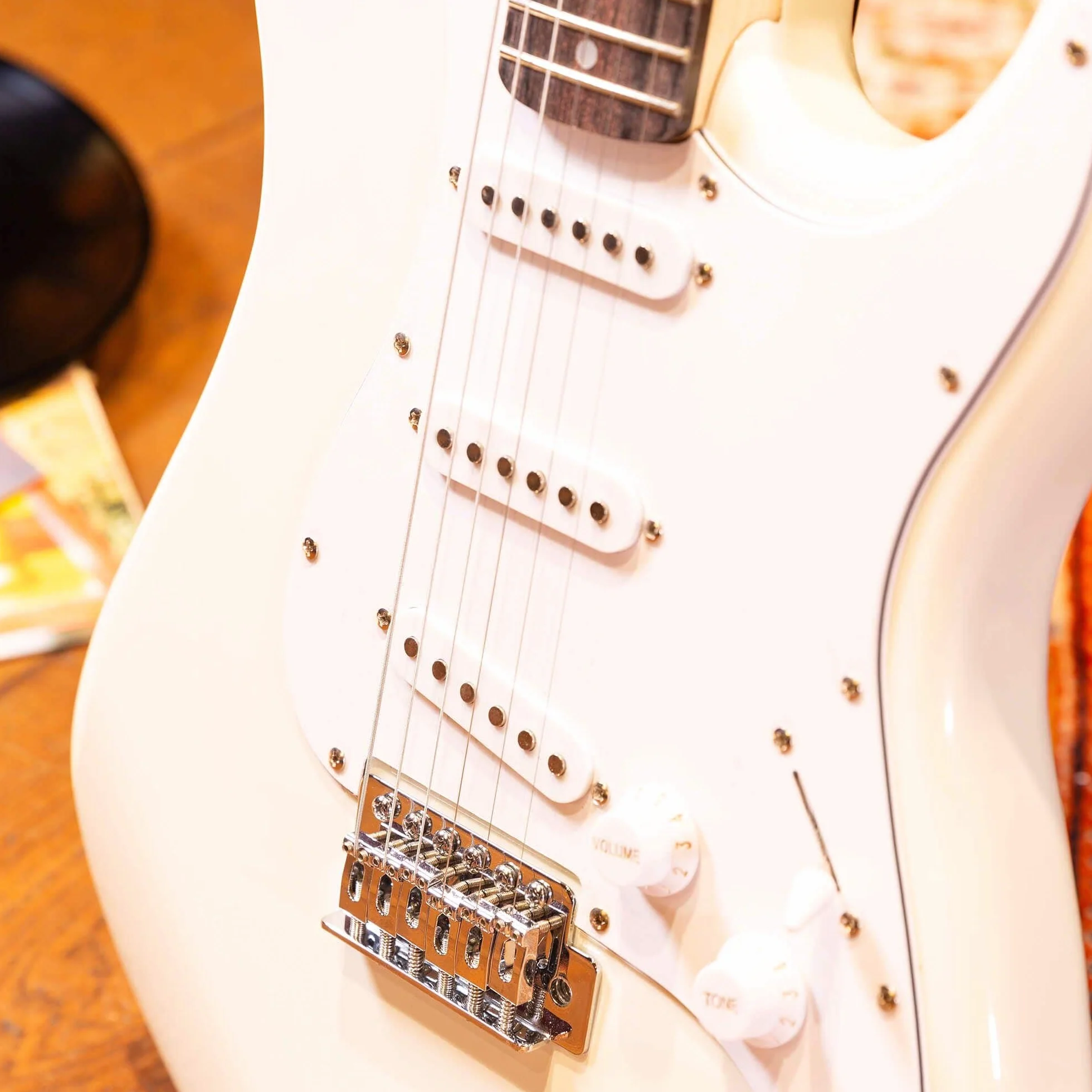 MAX GigKit kit completo de guitarra eléctrica blanco con amplificador de 40W, soporte, funda, afinador digital, cable de instrumento, correa ajustable, púas y cuerdas de repuesto incluidas
