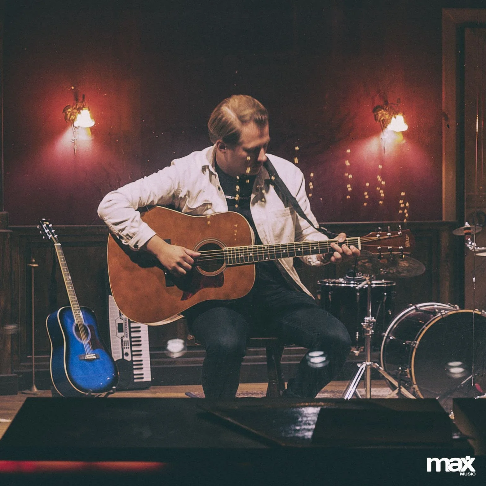 MAX SoloJam Guitarra Acústica Madera Oscura – Pack de Iniciación con Funda, Afinador, Correa, Púas y Cuerdas de Repuesto. Kit Completo para Aprender, Practicar o Regalar a Músicos Principiantes