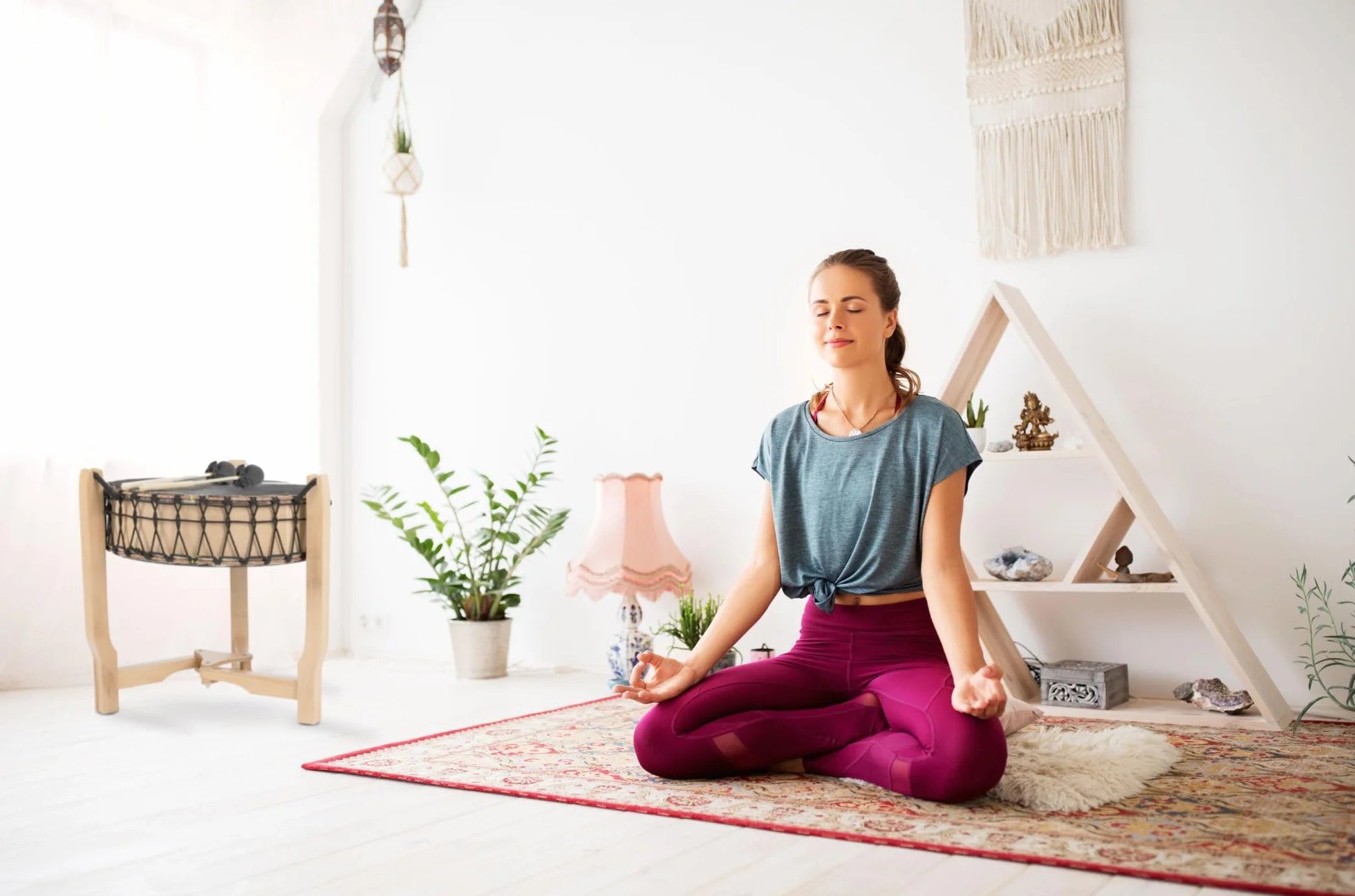 Cantabile Tambor chamánico 20" — tambor ritual y de meditación con piel de cabra en ambas caras; incluye soporte 3 patas, funda acolchada y 2 mazas de fieltro. Sonido resonante y profundo. Natural.