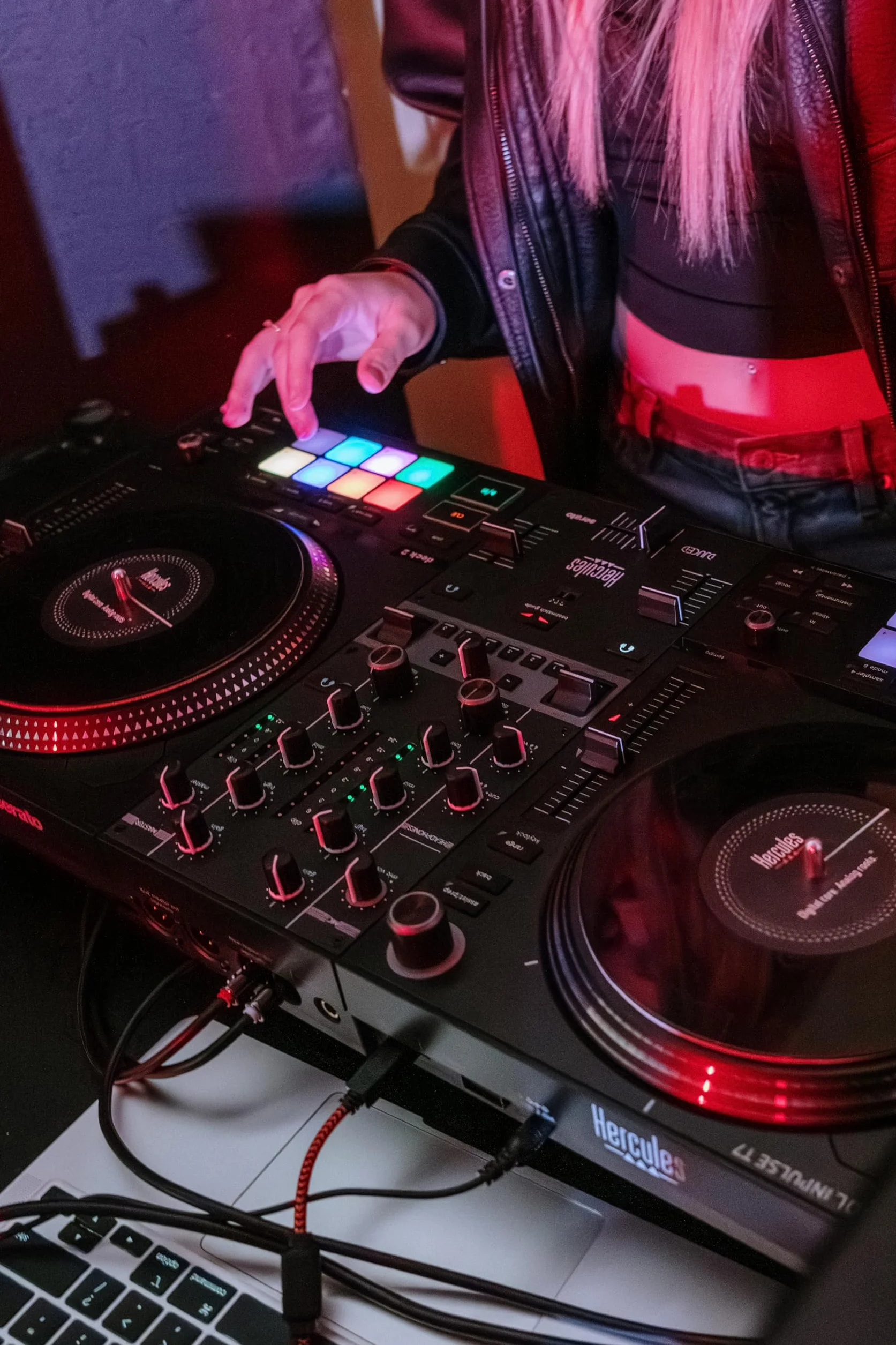 Hercules DJControl Inpulse T7 -Controladora de DJ Motorizada Negra de 2 Decks - incluye Serato DJ Lite y el software DJUCED