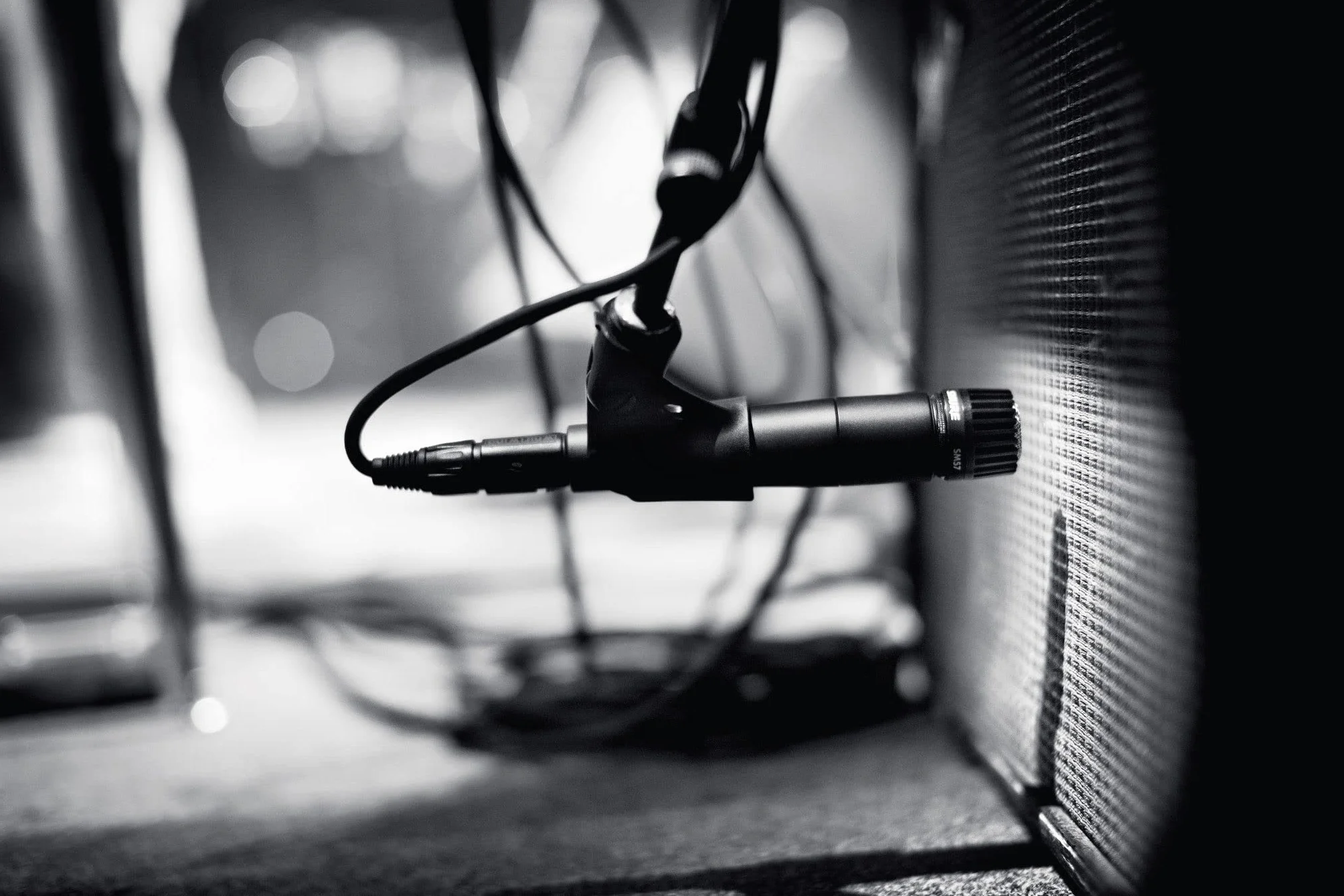 Shure SM57 Micrófono de Instrumento dinámico cardioide con Soporte de Choque neumático, Clip de micrófono A25D, Bolsa de Almacenamiento, Conector XLR de 3 Pines, sin Cable Incluido (SM57-LCE)