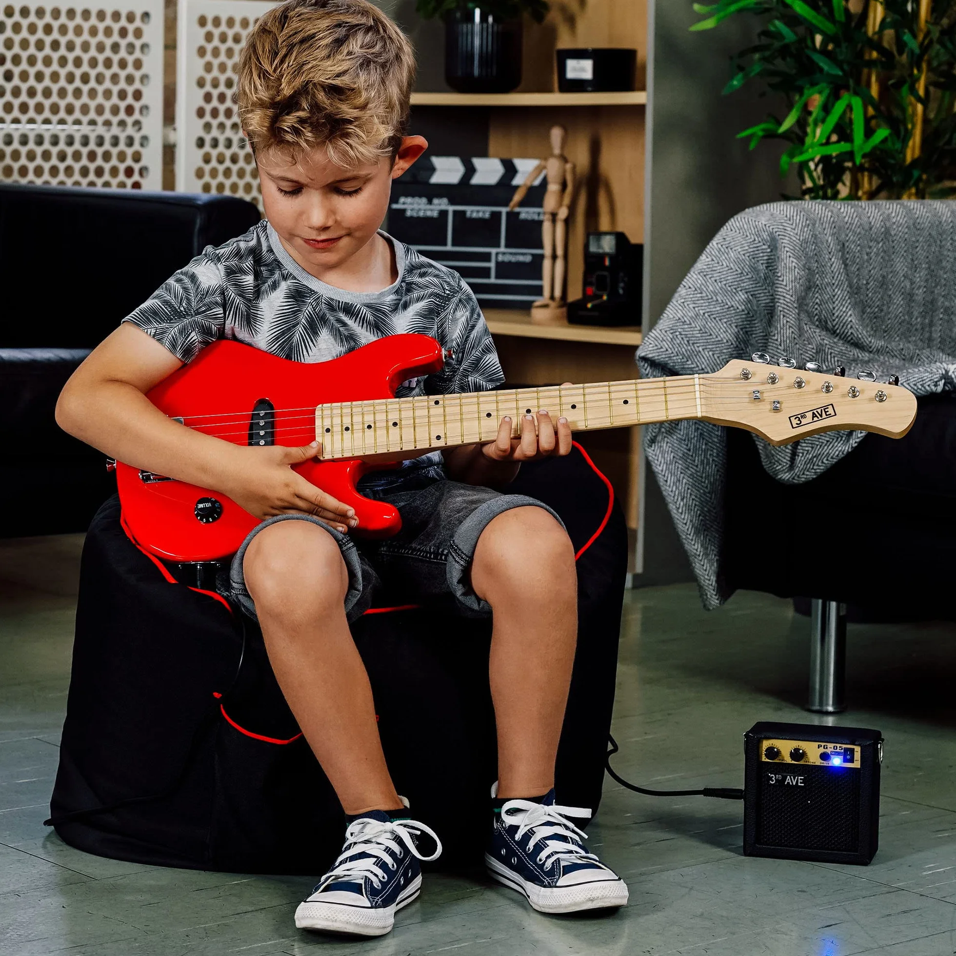 3rd Avenue Pack de guitarra eléctrica de tamaño 1/4 para niños principiantes de 3rd Avenue, amplificador portátil de 5 W, cable, funda de transporte, púas y correa, Rojo