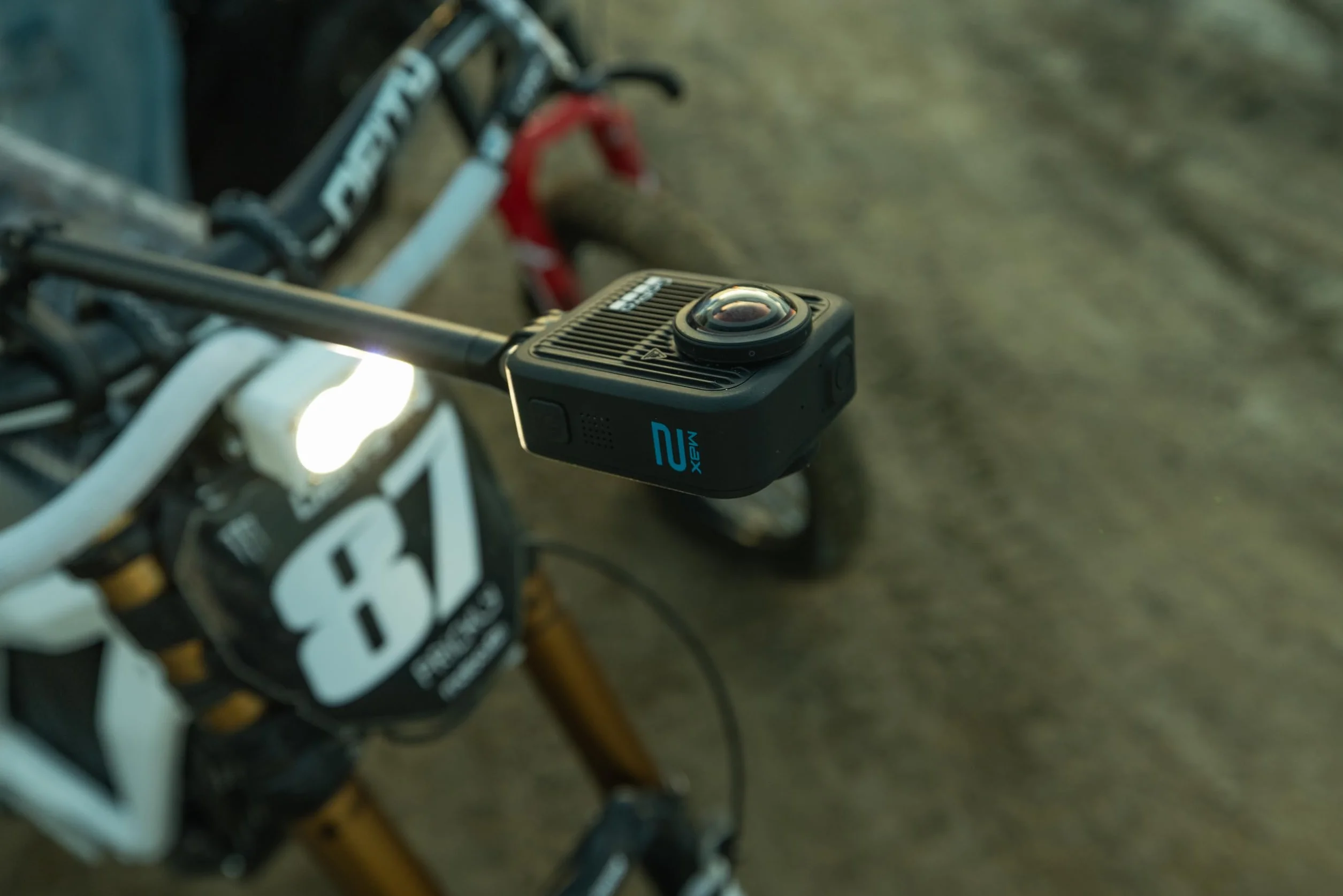 Paquete GoPro MAX2 + Accesorios: Incluye Poste de extensión de 1,2 m (4 pies), 2 baterías Enduro de 1960 mAh y Tarjeta microSD SanDisk de 64 GB