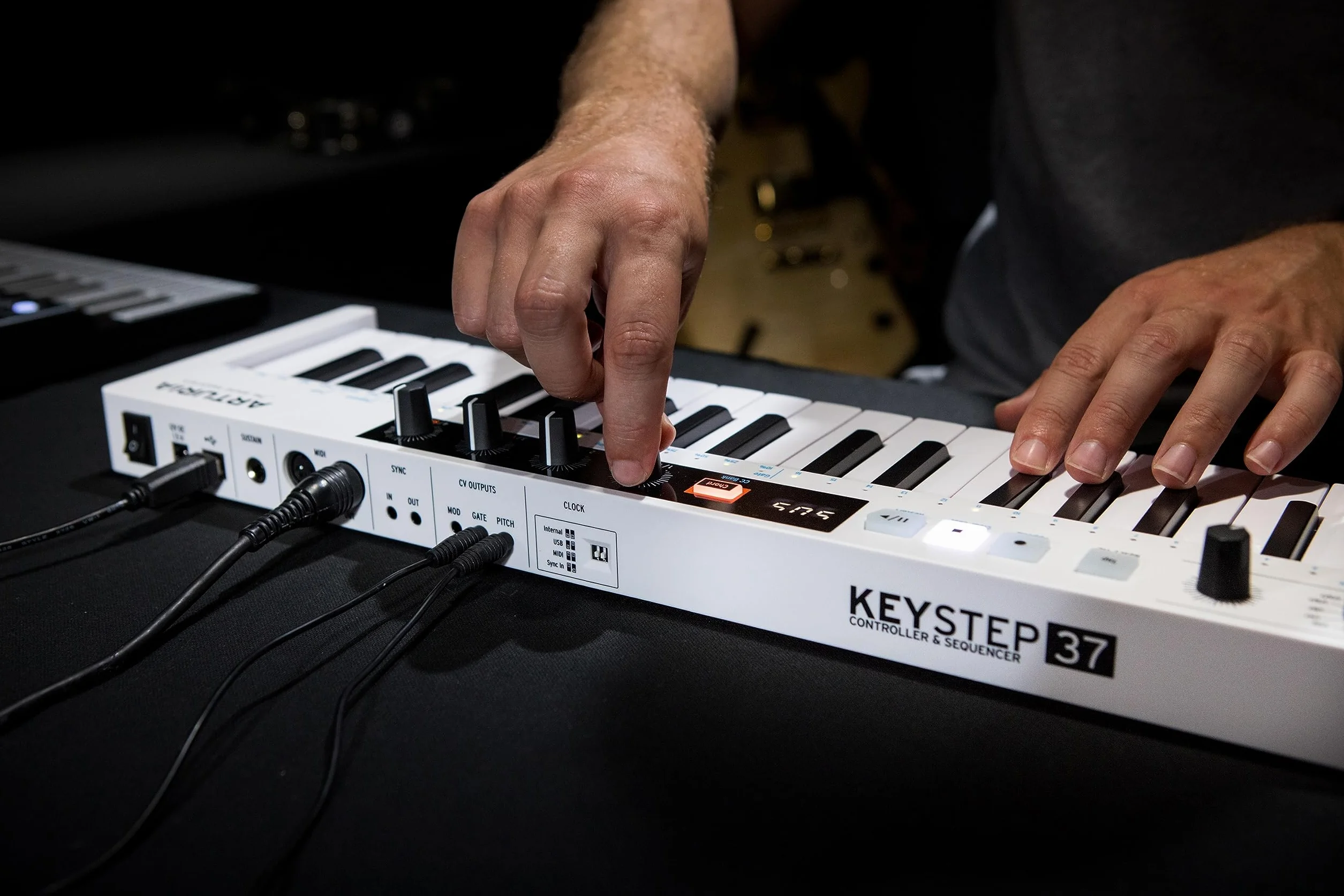 Arturia - Keystep 37 - Controlador MIDI Creativo, Secuenciador, Arpegiador y Generador de Acordes - 37-Note Slimkey Keyboard, controles MIDI CC asignables, Scale Mode, Conectividad Versátil